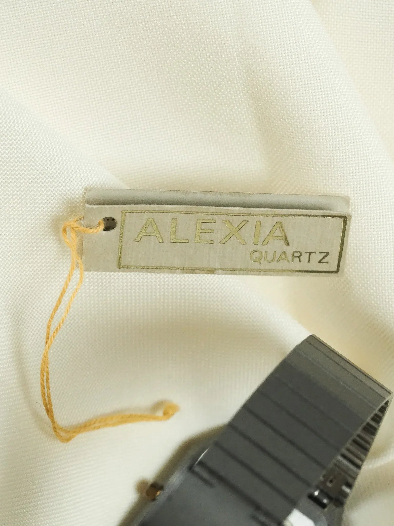 Alexia - Tonneau Gris mat Cadran gris or quadrillé - NOS - 1980s - Atelier Victor - Vintage Shop