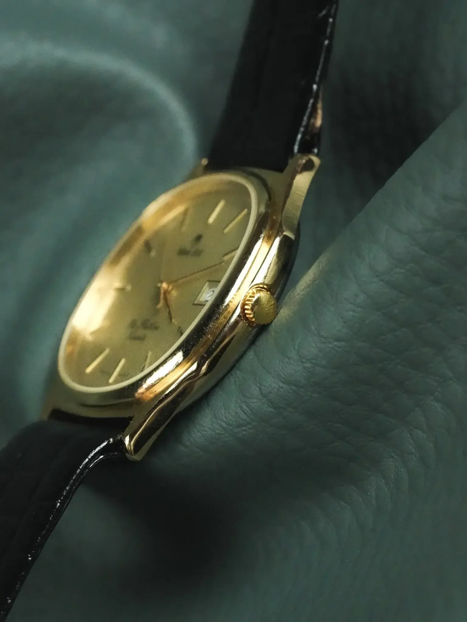 Blue Dot - Tonneau Or Eta Flatline Quartz - NOS - 1990s - Atelier Victor