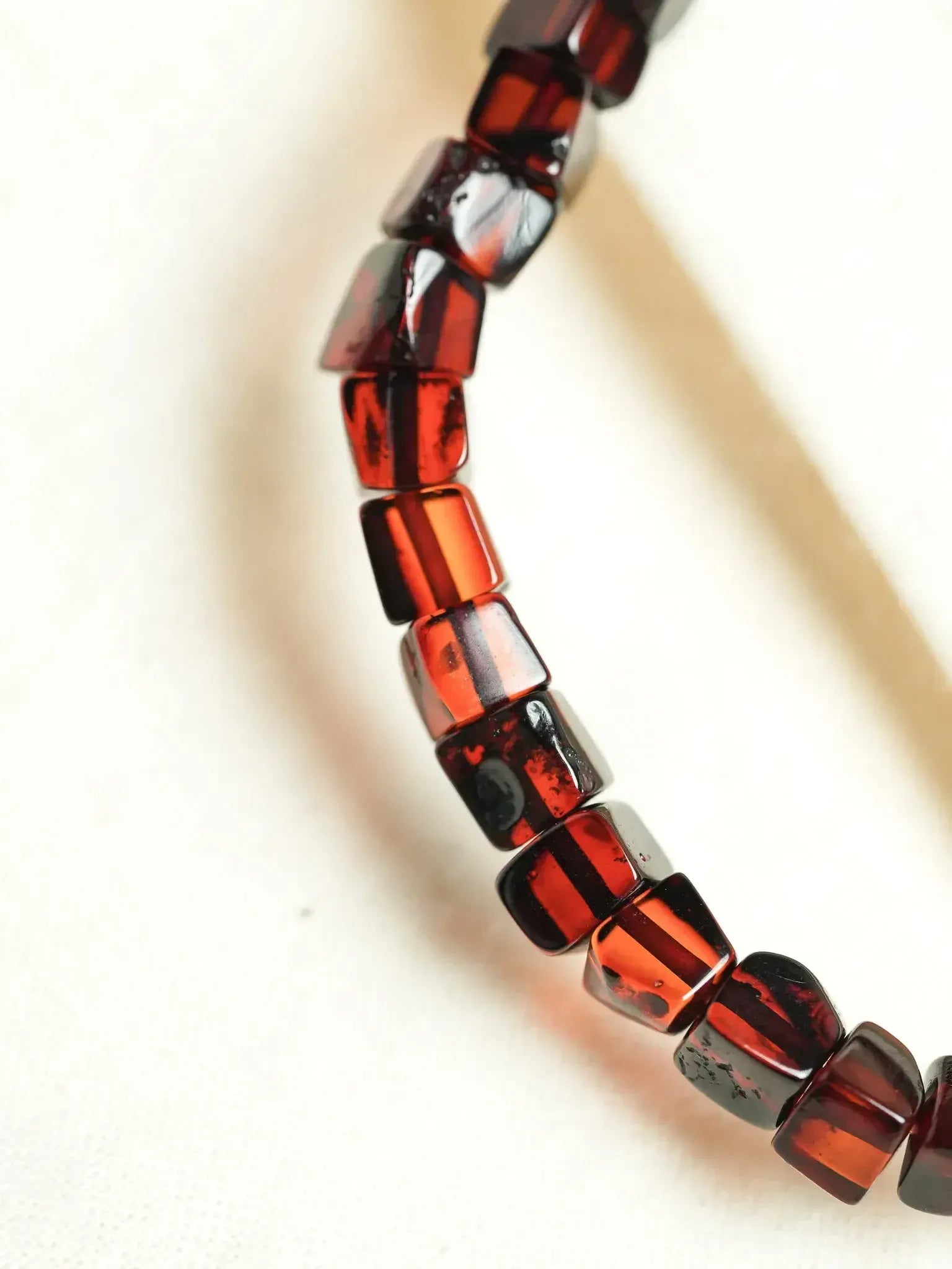 Bracelet en Ambre Baltique naturel - Carré Cognac - Atelier Victor