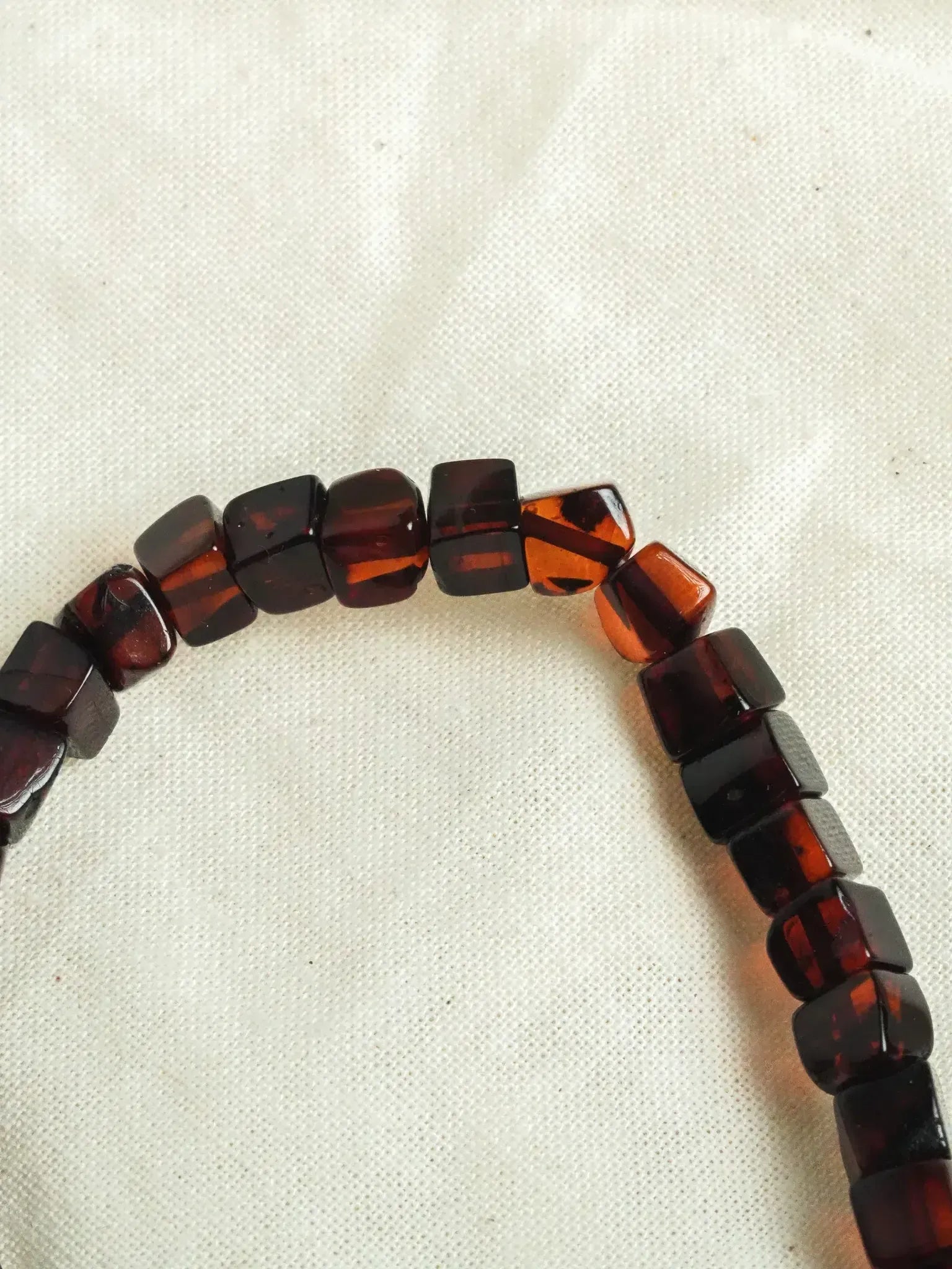 Bracelet en Ambre Baltique naturel - Carré Cognac - Atelier Victor
