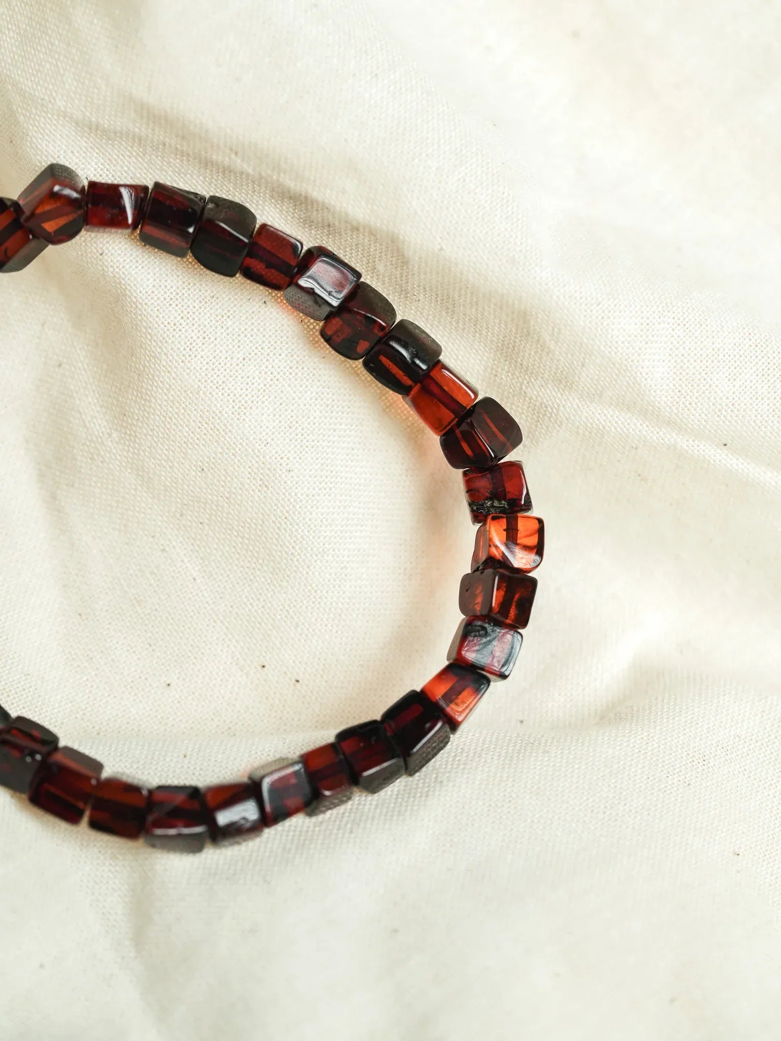 Bracelet en Ambre Baltique naturel - Carré Cognac - Atelier Victor