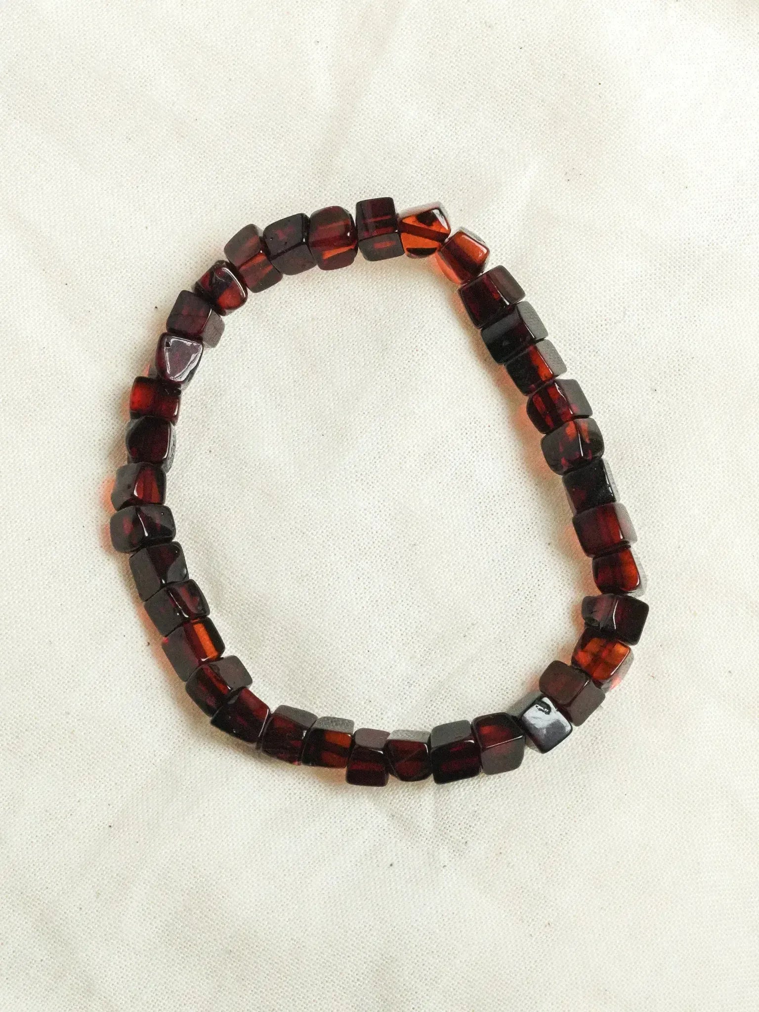Bracelet en Ambre Baltique naturel - Carré Cognac - Atelier Victor