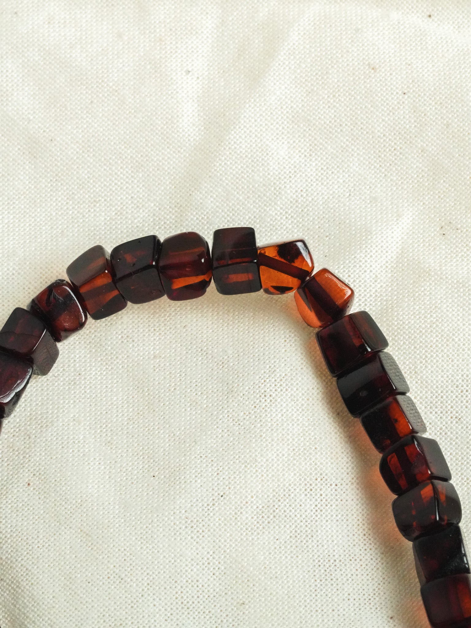 Bracelet en Ambre Baltique naturel - Carré Cognac - Atelier Victor - Vintage Shop