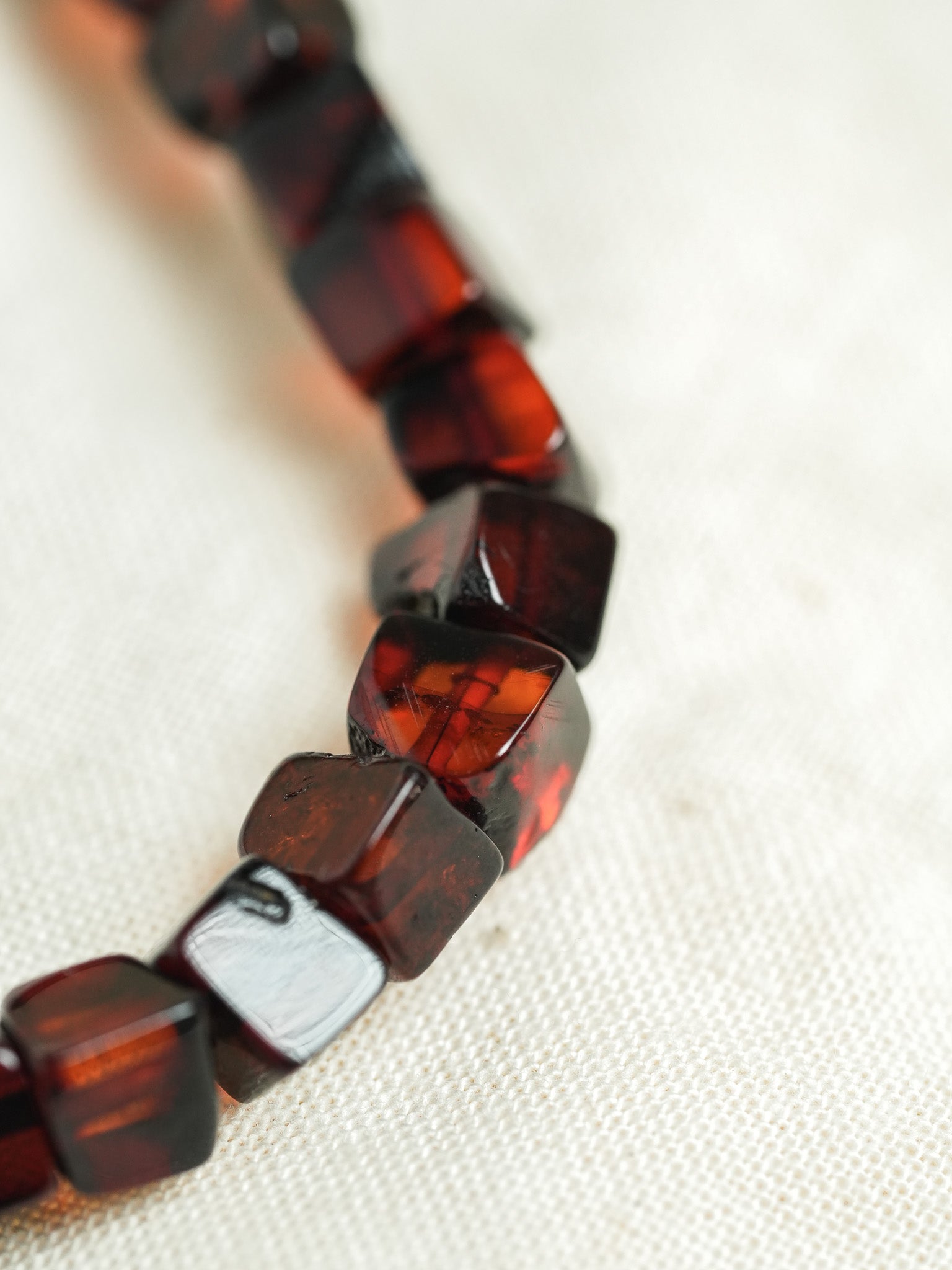 Bracelet en Ambre Baltique naturel - Carré Cognac - Atelier Victor - Vintage Shop
