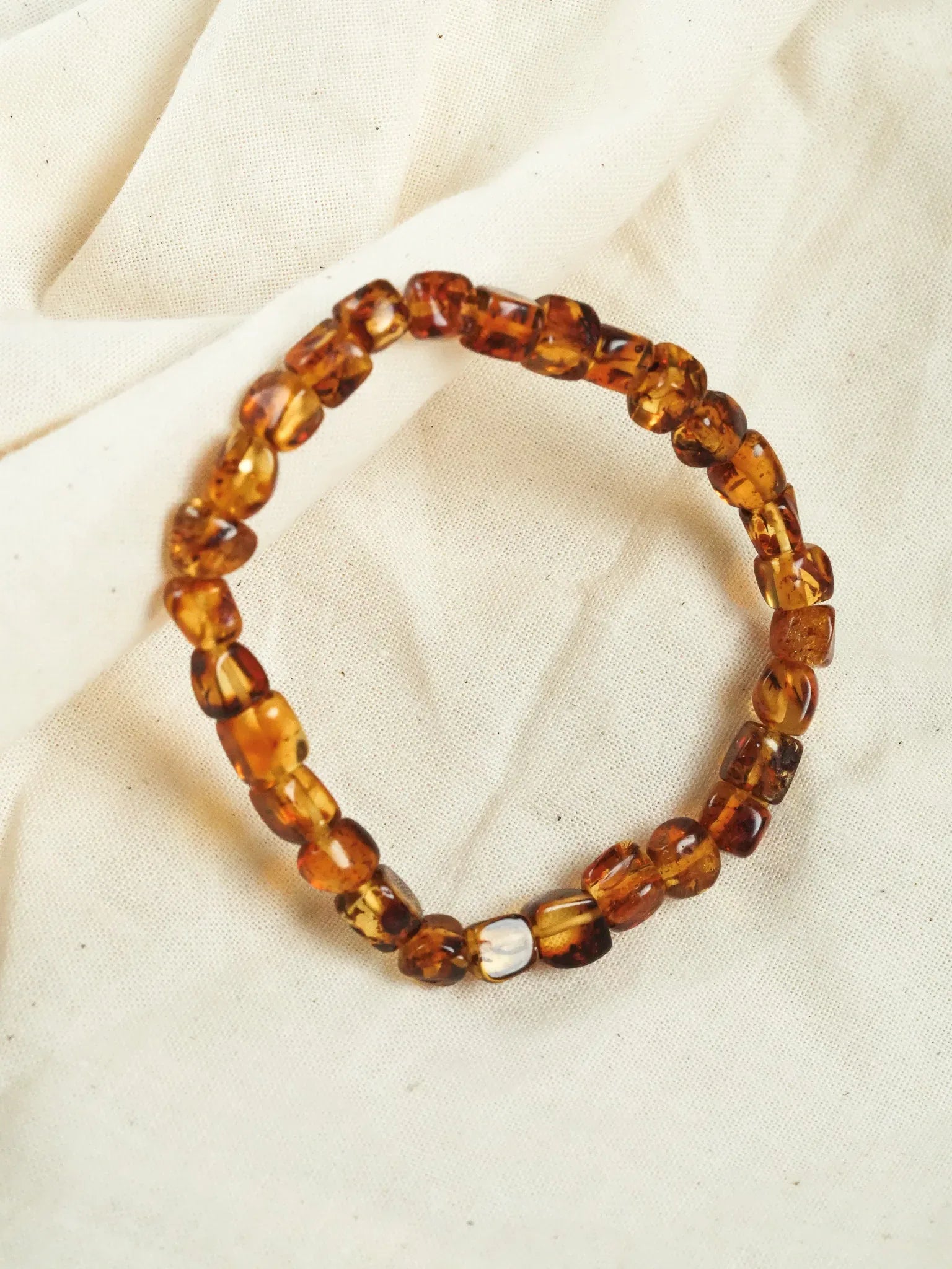 Bracelet en Ambre Baltique naturel - Carré Miel Cognac Medium - Atelier Victor