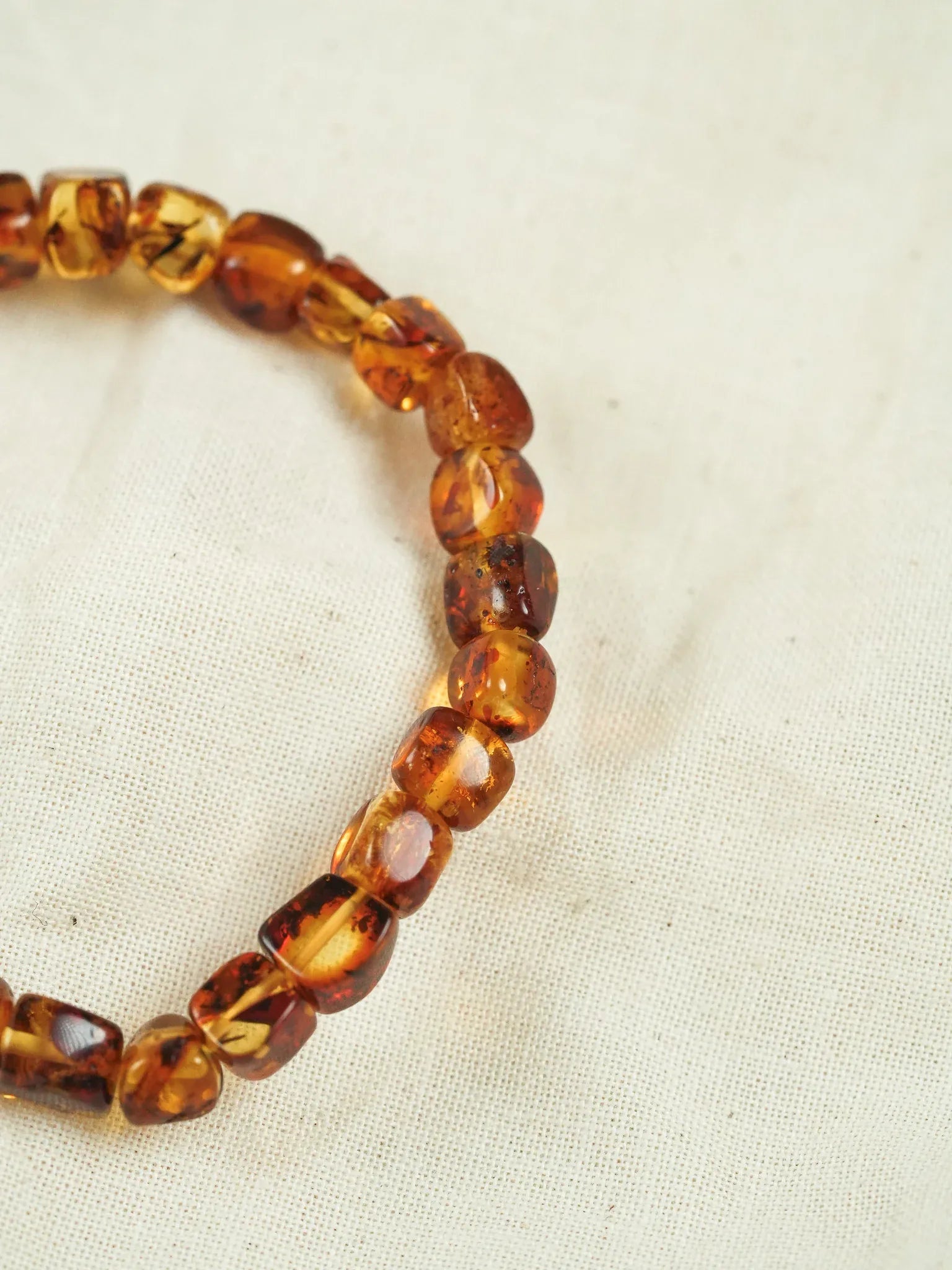 Bracelet en Ambre Baltique naturel - Carré Miel Cognac Medium - Atelier Victor