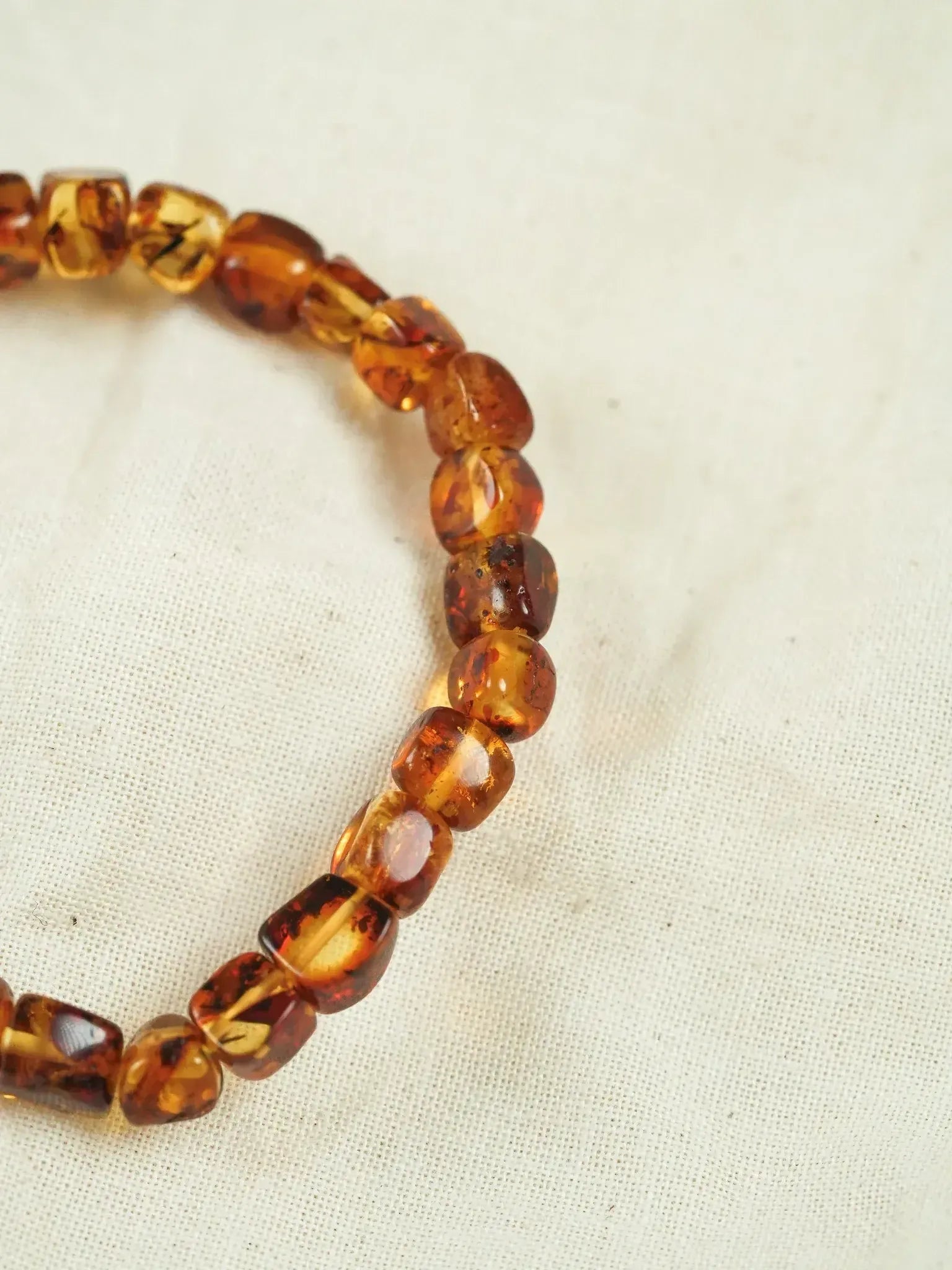 Bracelet en Ambre Baltique naturel - Carré Miel Cognac Medium - Atelier Victor