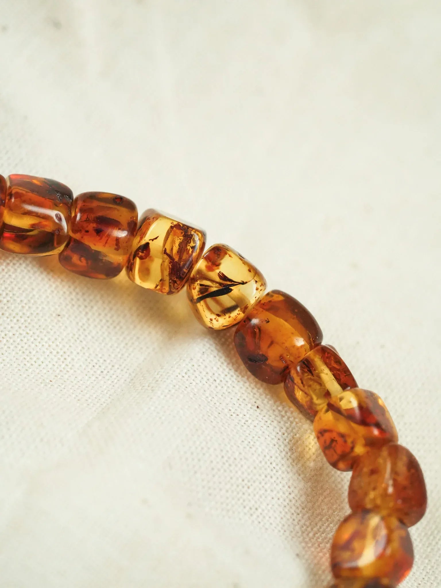 Bracelet en Ambre Baltique naturel - Carré Miel Cognac Medium - Atelier Victor