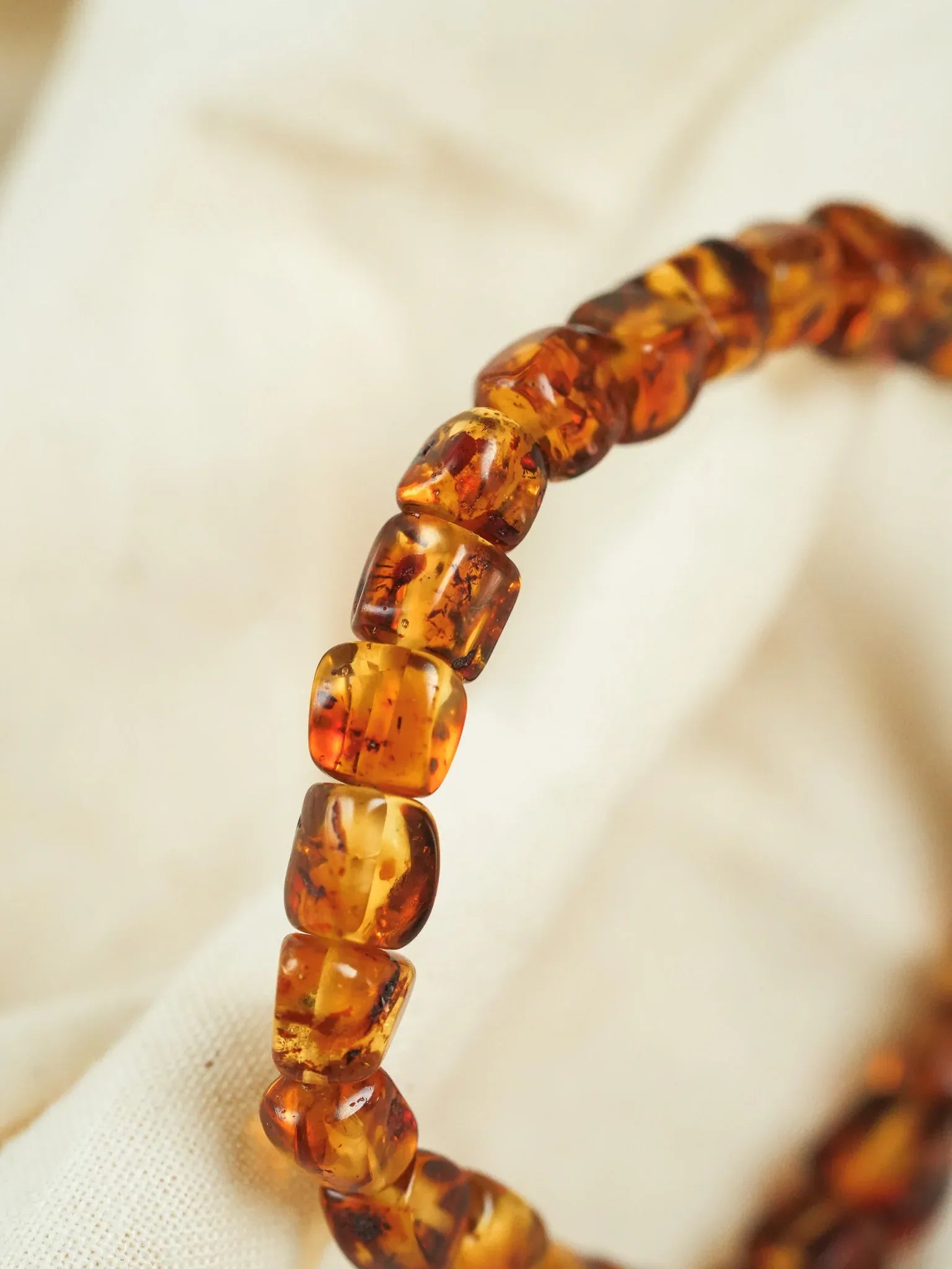 Bracelet en Ambre Baltique naturel - Carré Miel Cognac Medium - Atelier Victor