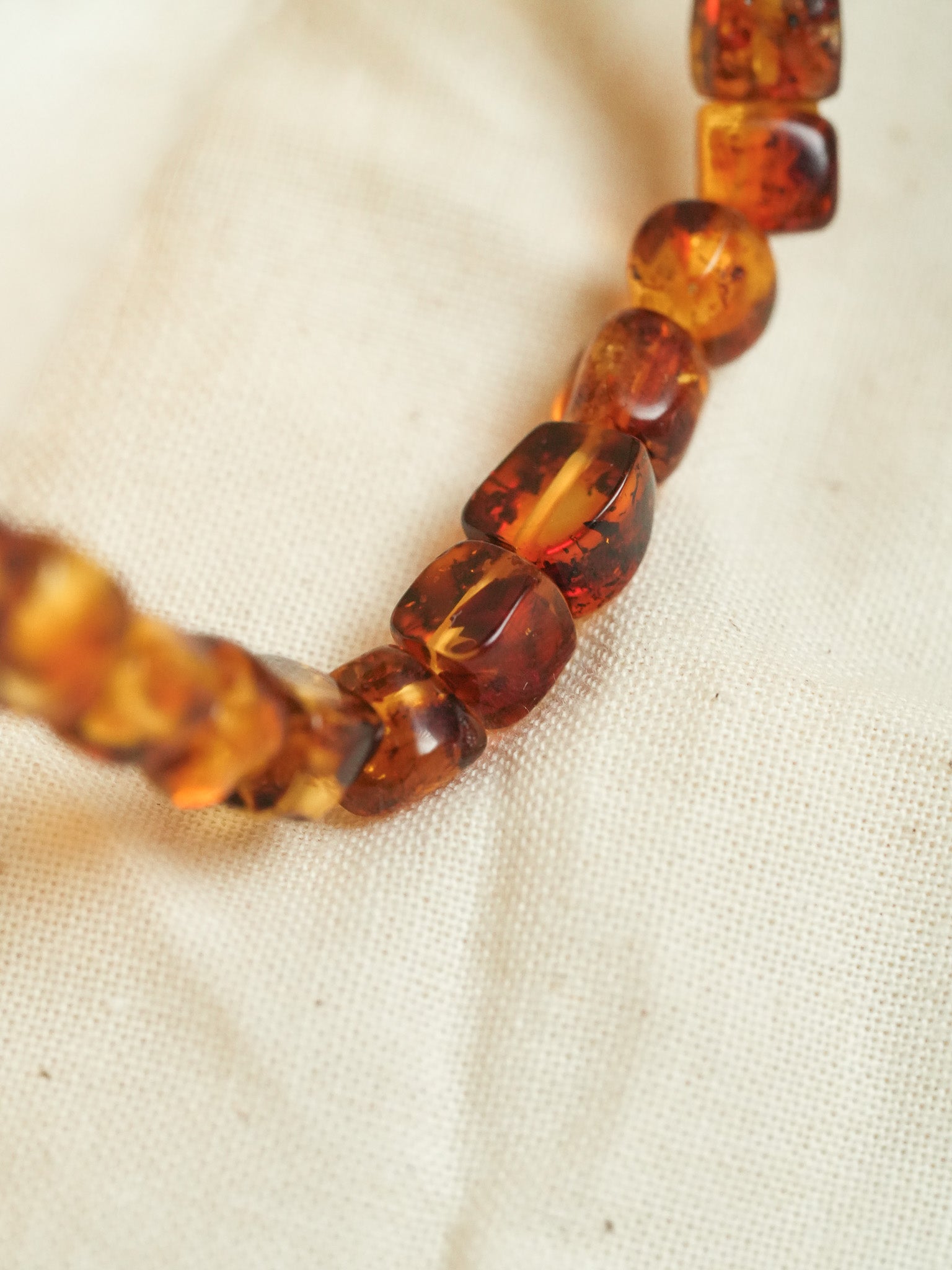 Bracelet en Ambre Baltique naturel - Carré Miel Cognac Medium - Atelier Victor - Vintage Shop