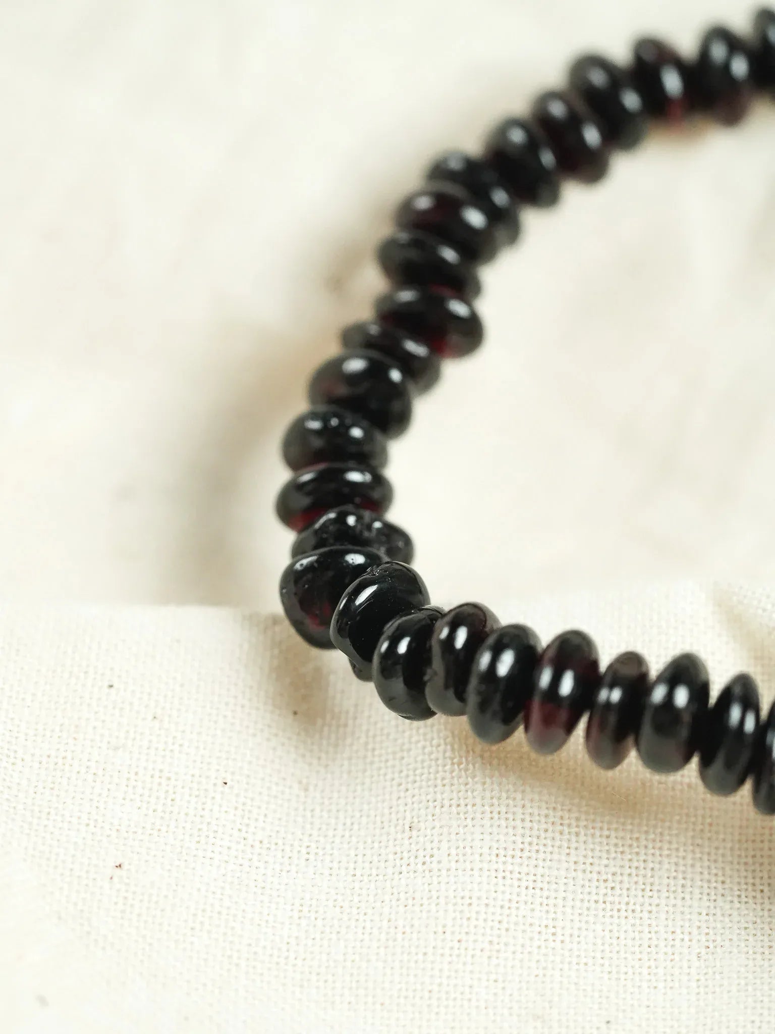 Bracelet en Ambre Baltique naturel - Plaques Fines Noir Rouge - Atelier Victor