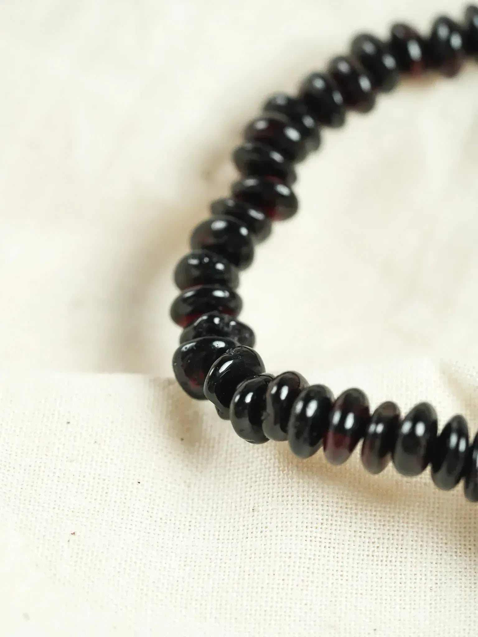 Bracelet en Ambre Baltique naturel - Plaques Fines Noir Rouge - Atelier Victor