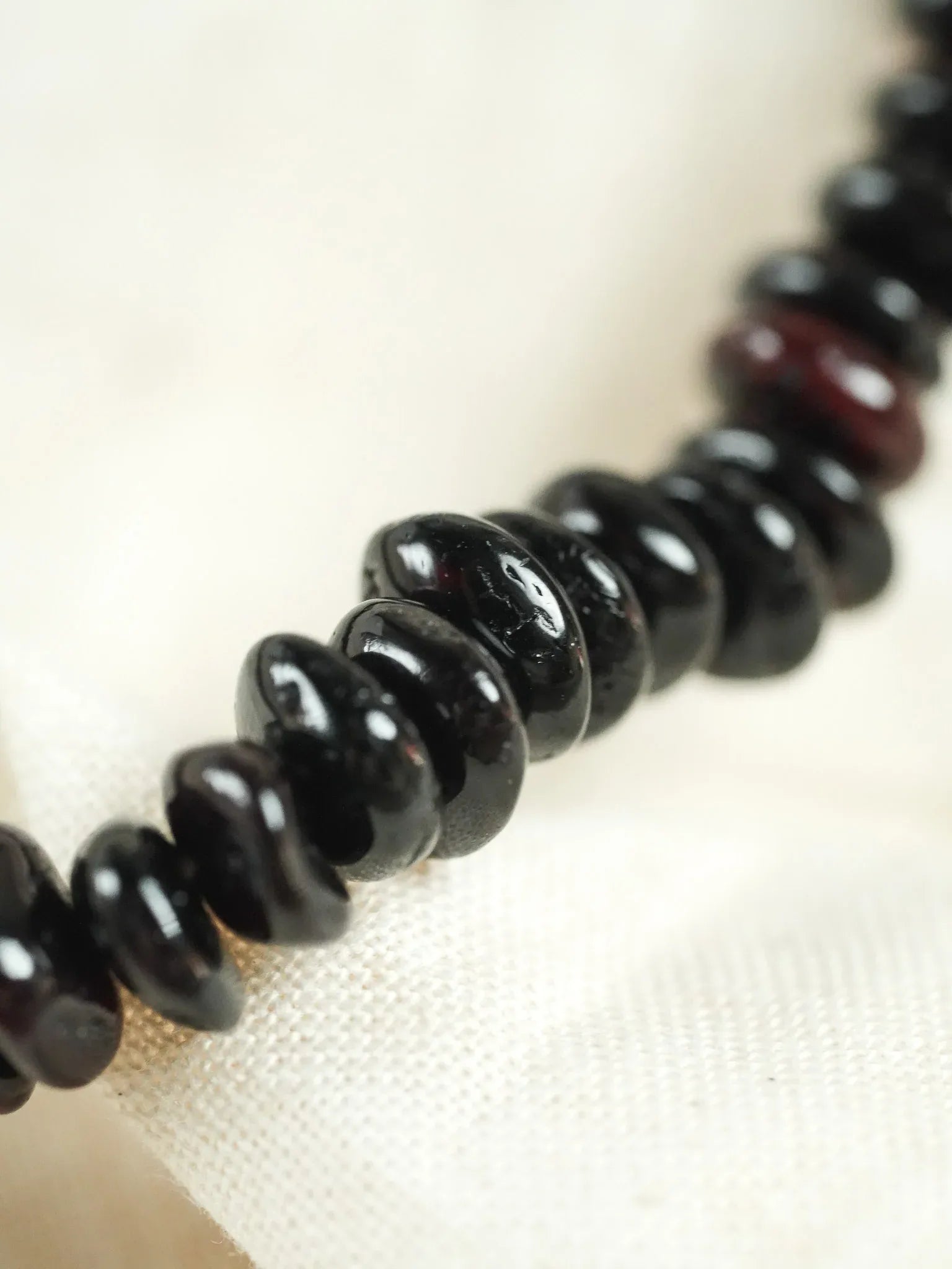 Bracelet en Ambre Baltique naturel - Plaques Fines Noir Rouge - Atelier Victor