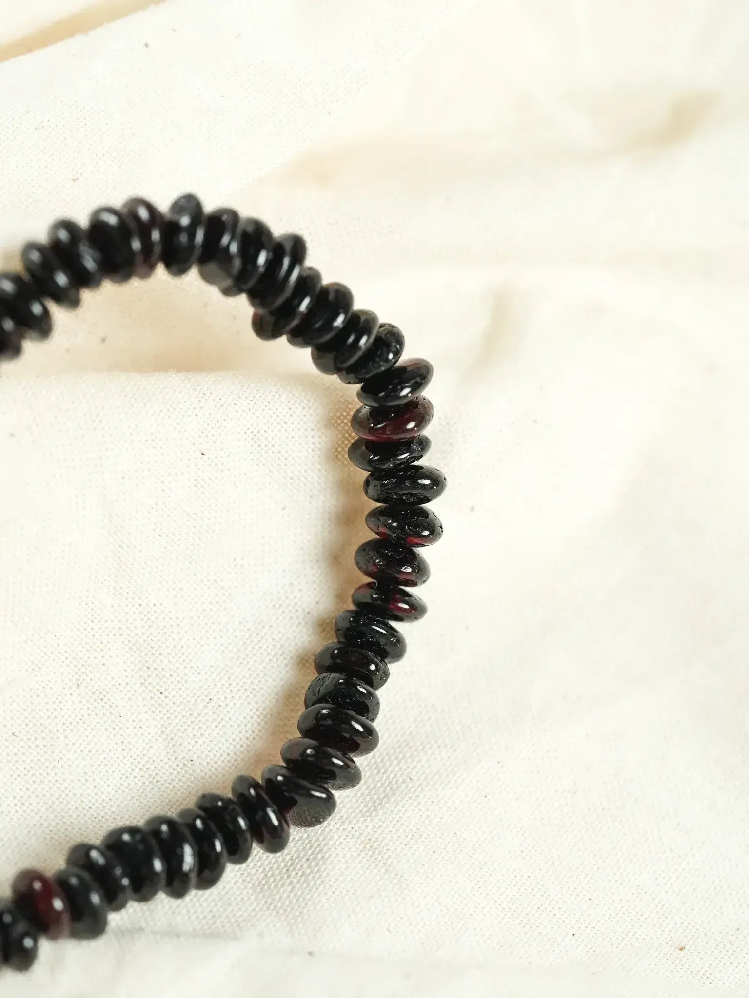 Bracelet en Ambre Baltique naturel - Plaques Fines Noir Rouge - Atelier Victor