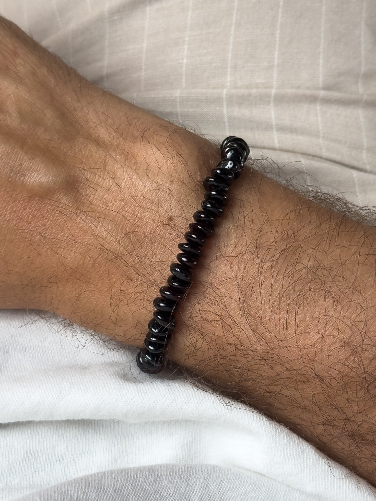 Bracelet en Ambre Baltique naturel - Plaques Fines Noir Rouge - Atelier Victor