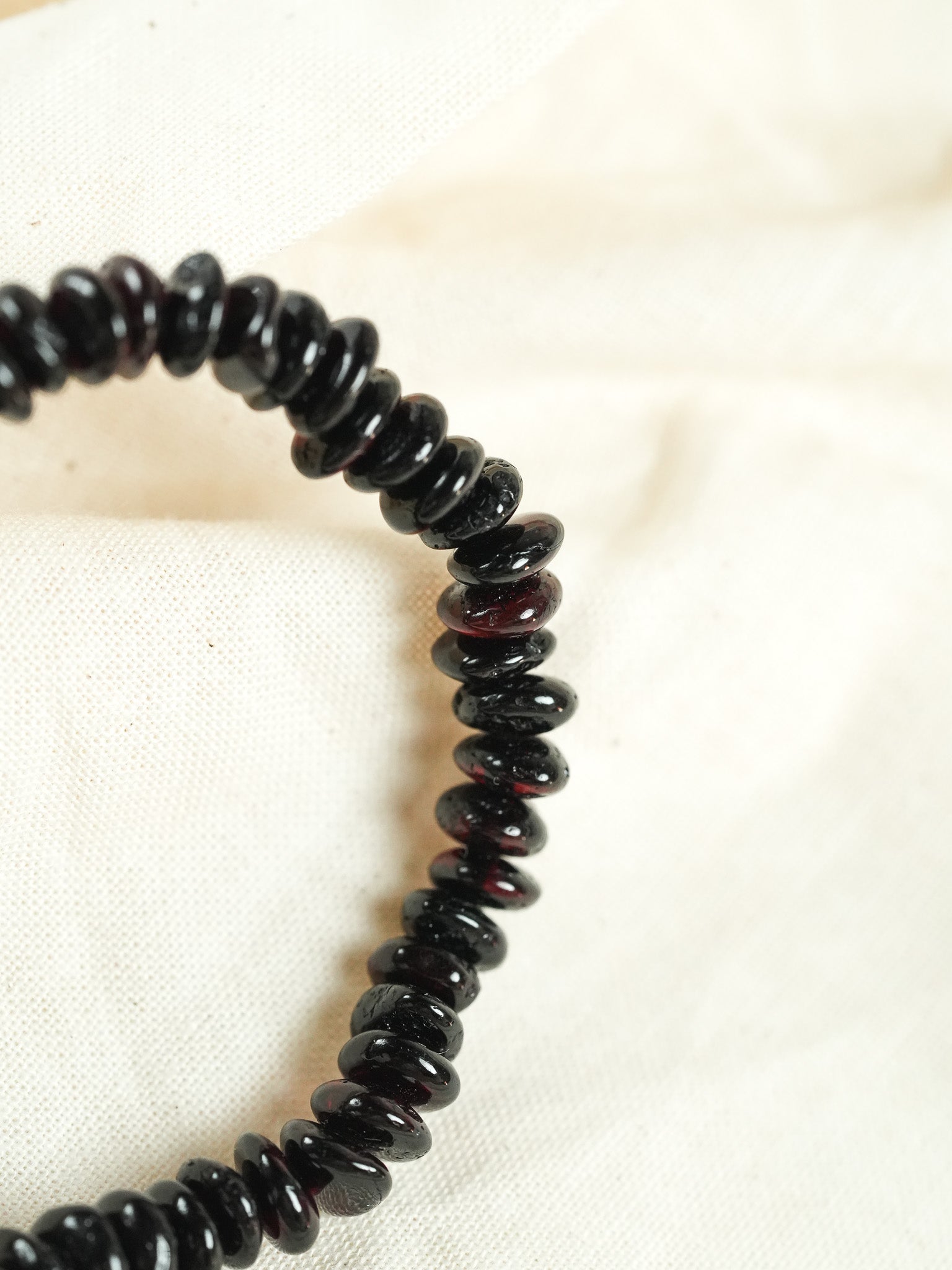 Bracelet en Ambre Baltique naturel - Plaques Fines Noir Rouge - Atelier Victor - Vintage Shop
