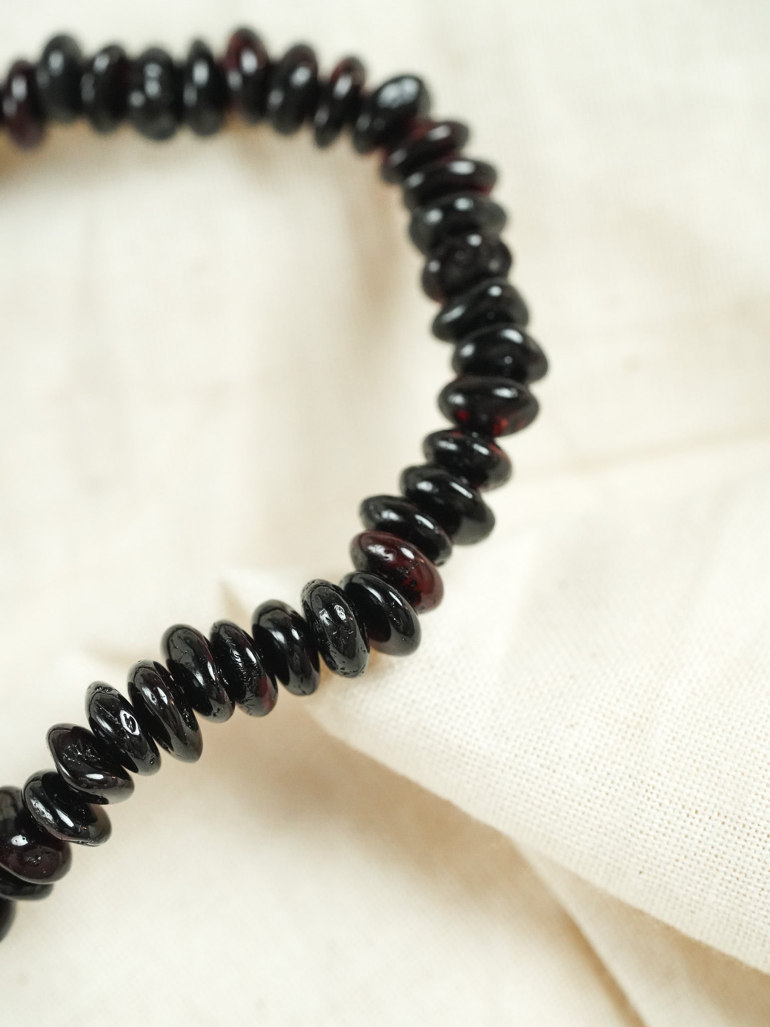Bracelet en Ambre Baltique naturel - Plaques Fines Noir Rouge - Atelier Victor - Vintage Shop