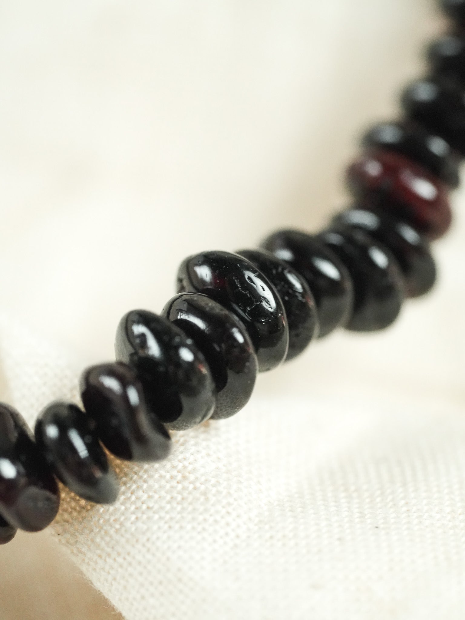 Bracelet en Ambre Baltique naturel - Plaques Fines Noir Rouge - Atelier Victor - Vintage Shop