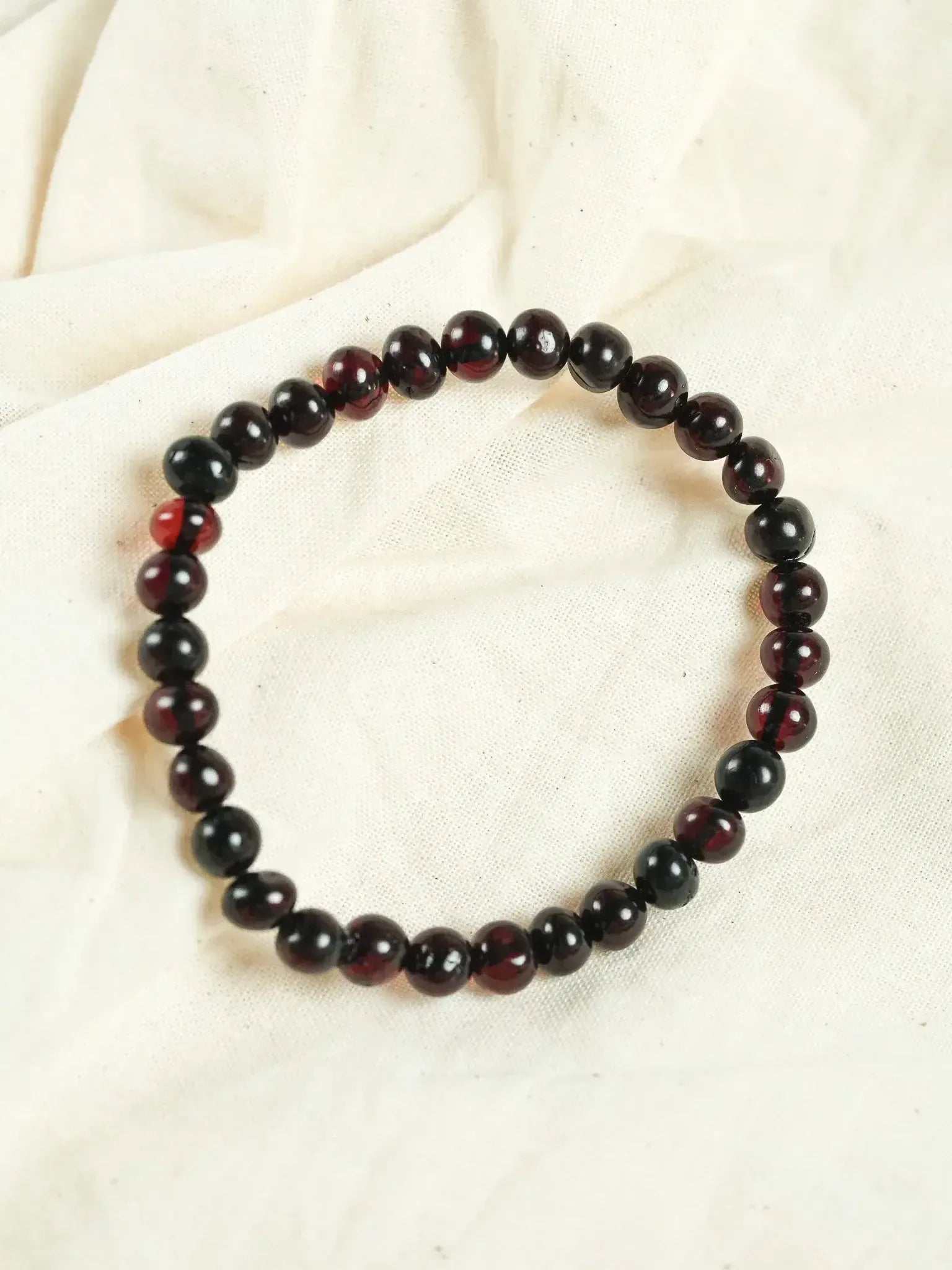 Bracelet en Ambre Baltique naturel - Rondes Medium Noir Rouge - Atelier Victor