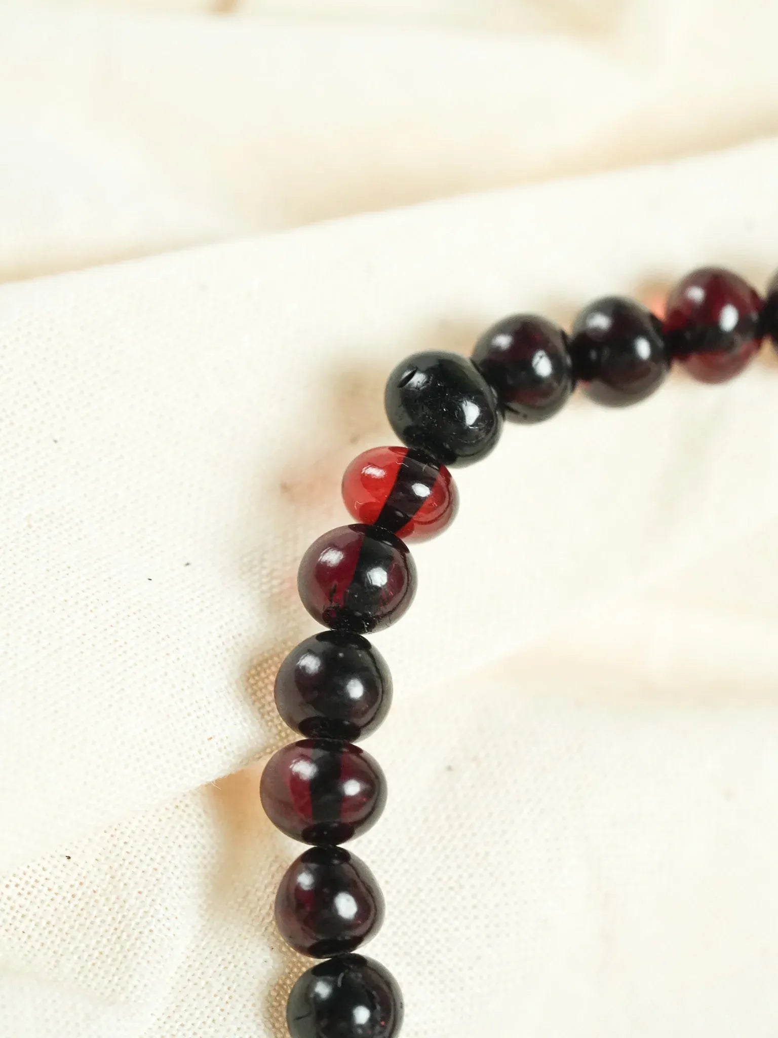 Bracelet en Ambre Baltique naturel - Rondes Medium Noir Rouge - Atelier Victor