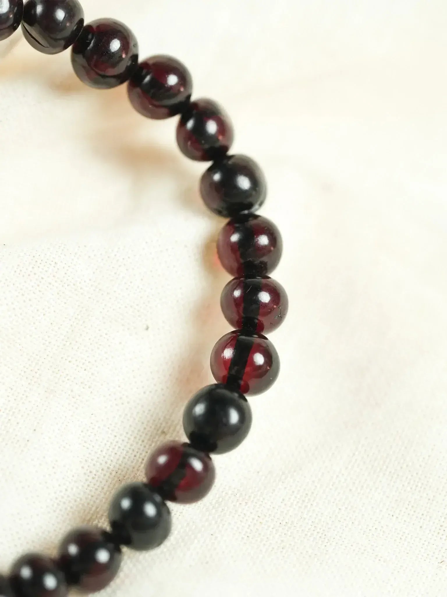 Bracelet en Ambre Baltique naturel - Rondes Medium Noir Rouge - Atelier Victor