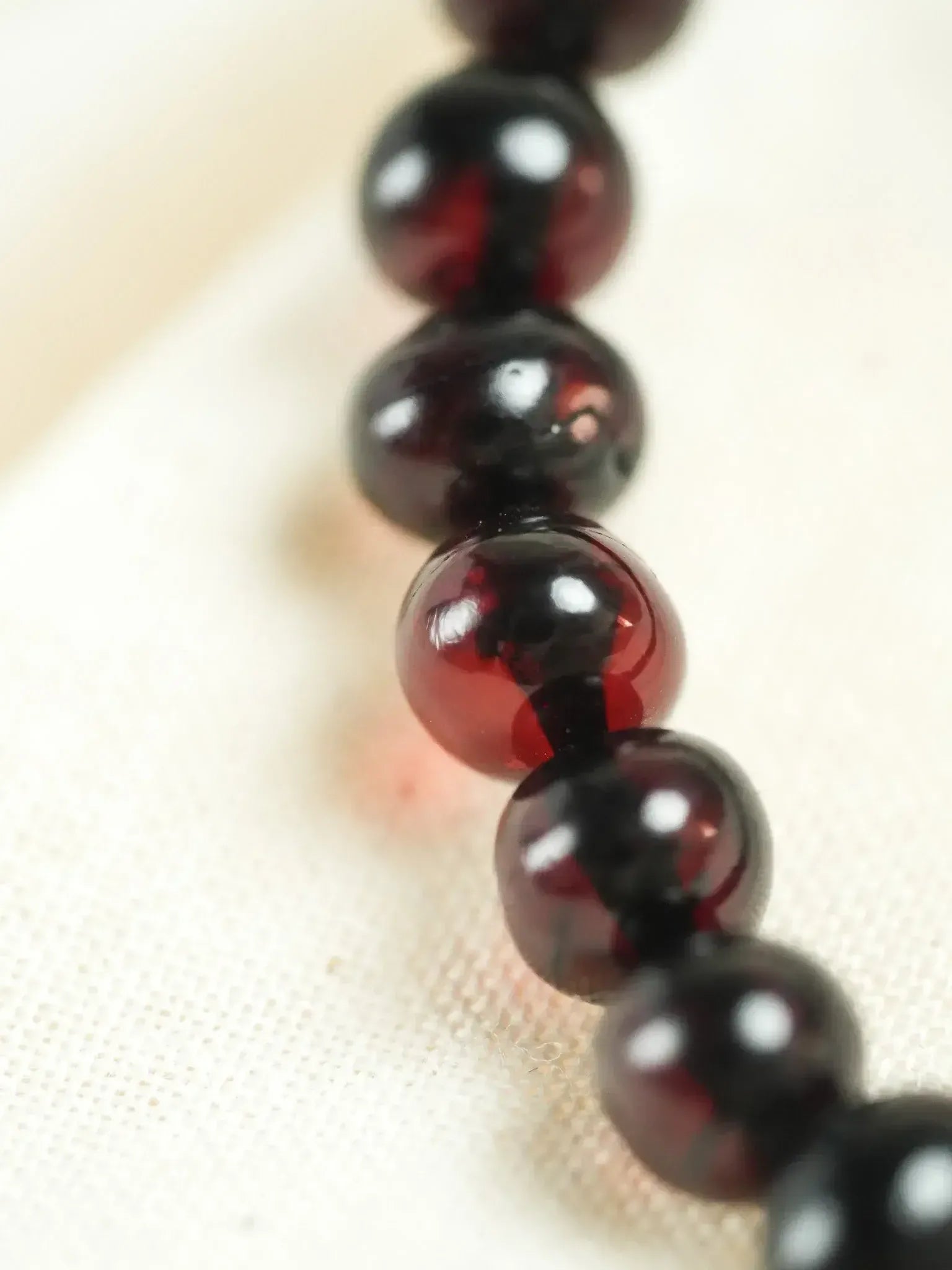 Bracelet en Ambre Baltique naturel - Rondes Medium Noir Rouge - Atelier Victor