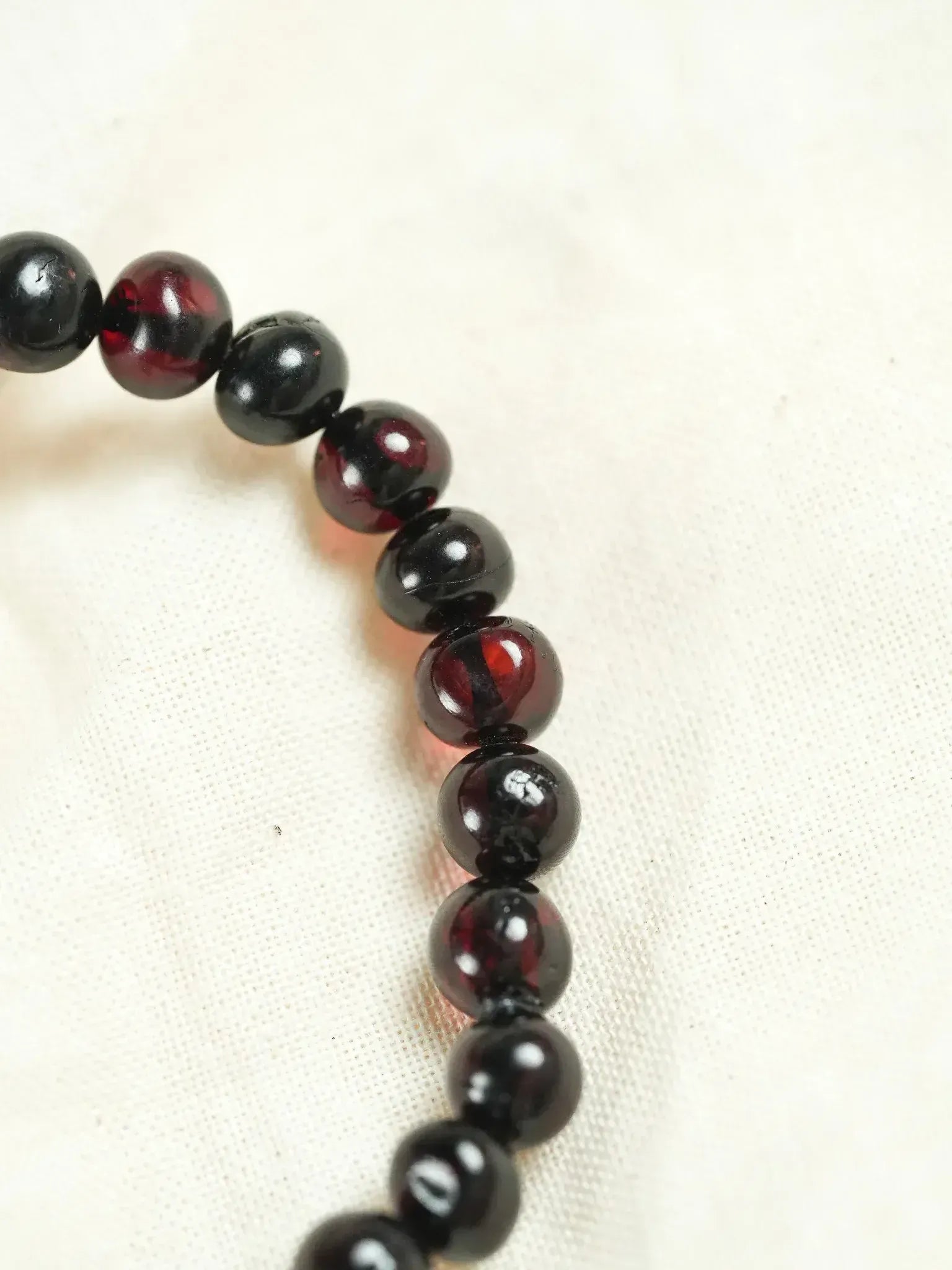 Bracelet en Ambre Baltique naturel - Rondes Medium Noir Rouge - Atelier Victor