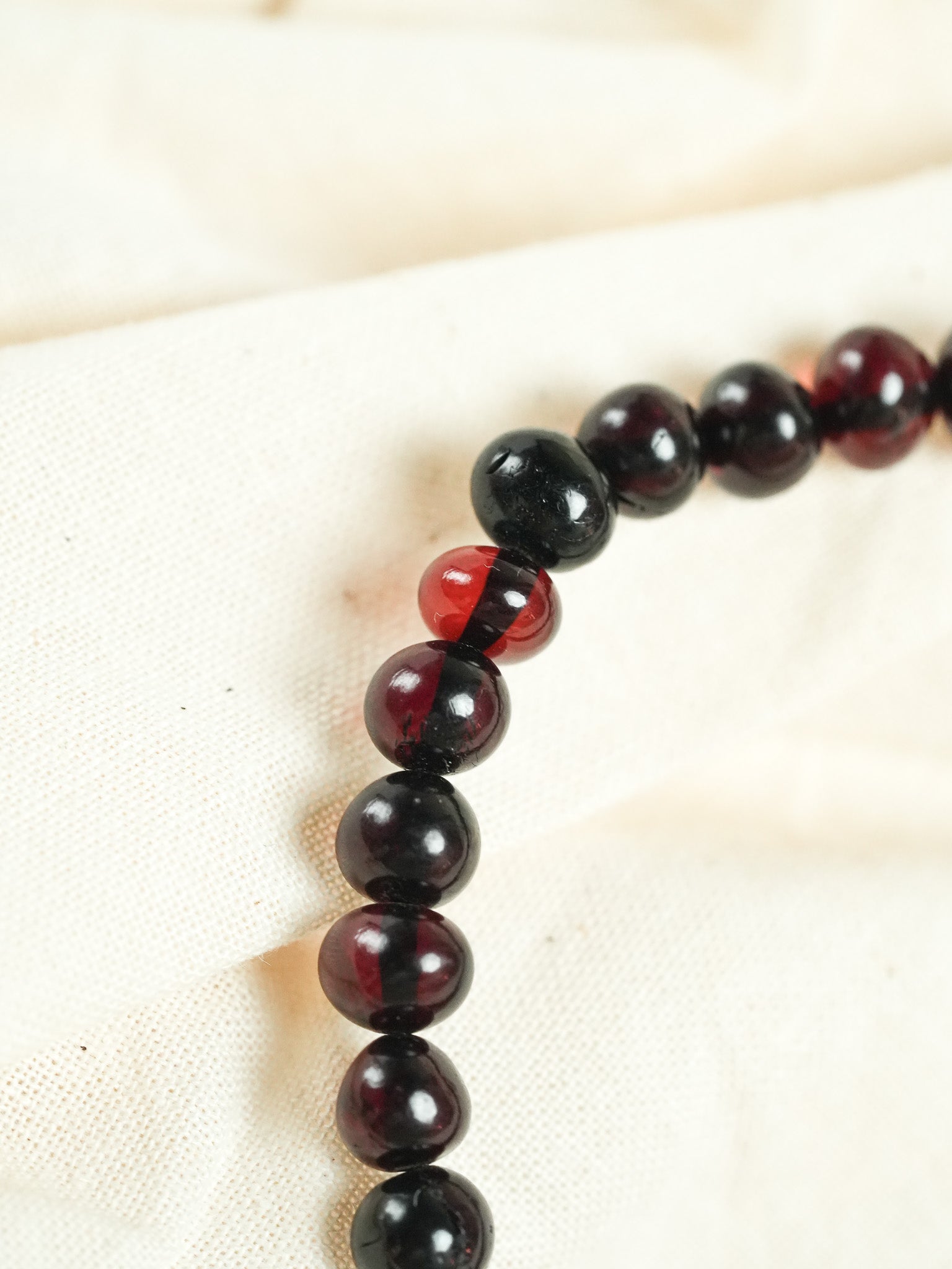 Bracelet en Ambre Baltique naturel - Rondes Medium Noir Rouge - Atelier Victor - Vintage Shop
