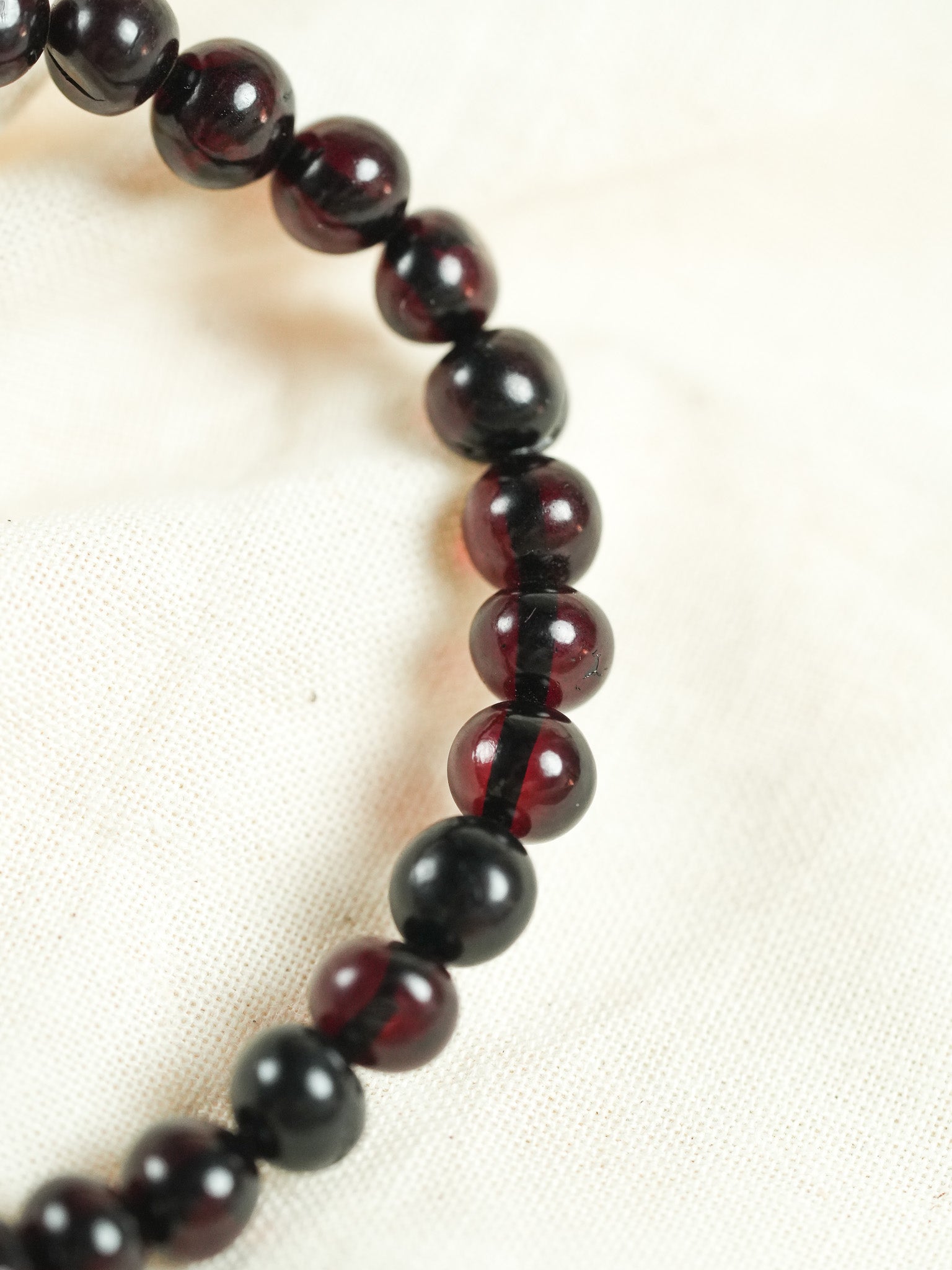 Bracelet en Ambre Baltique naturel - Rondes Medium Noir Rouge - Atelier Victor - Vintage Shop