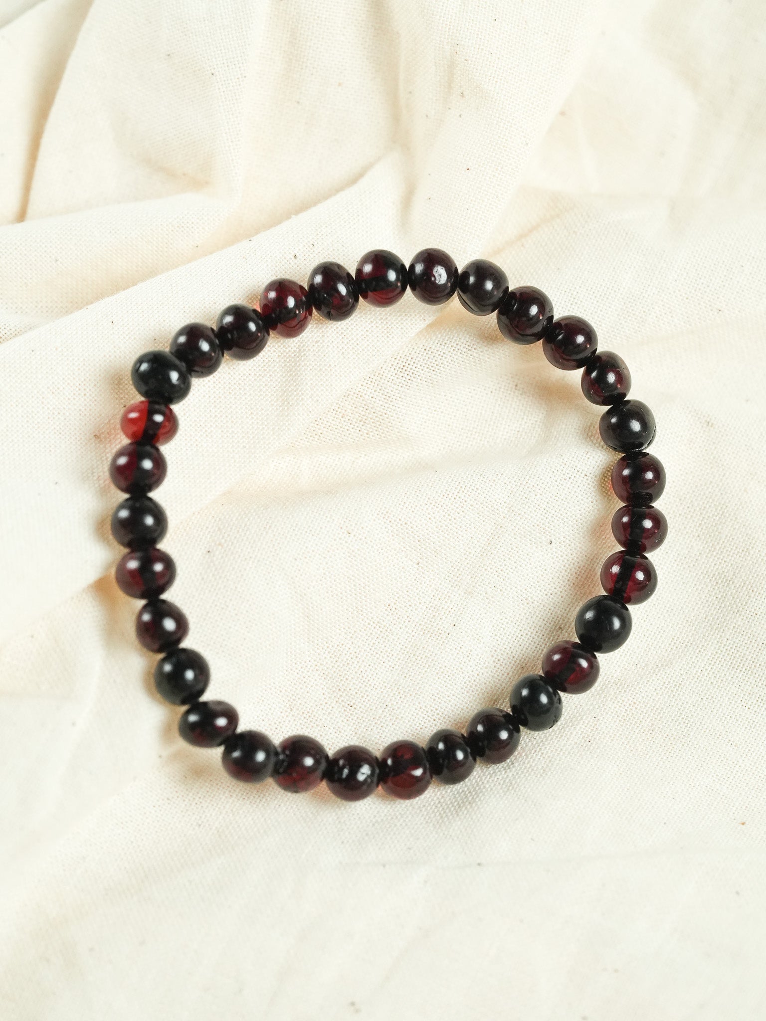 Bracelet en Ambre Baltique naturel - Rondes Medium Noir Rouge - Atelier Victor - Vintage Shop