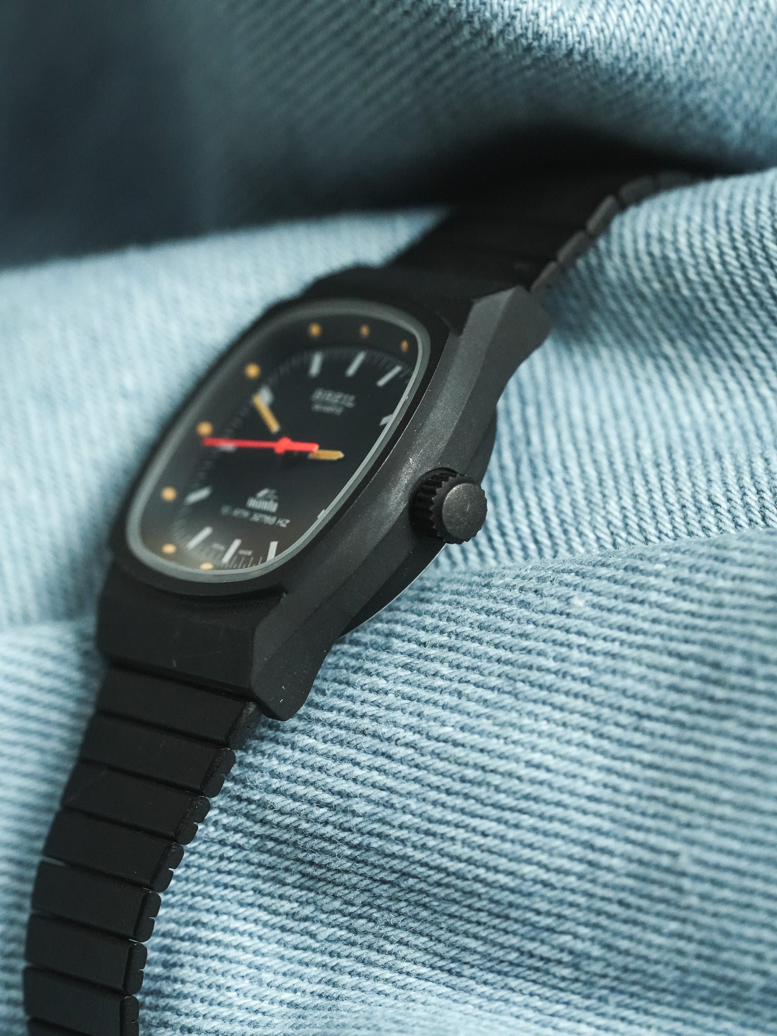 Breil - Tonneau Acier Noir Trotteuse Orange - NOS - 1980s - Atelier Victor - Vintage Shop