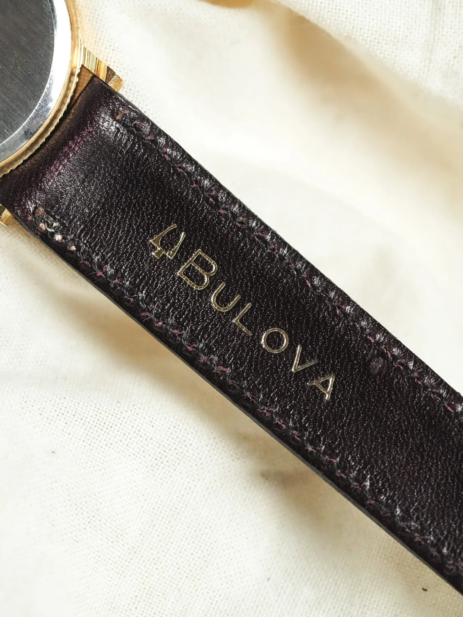 Bulova - Boitier Guilloché doré cadran blanc romain - 1990s - Atelier Victor