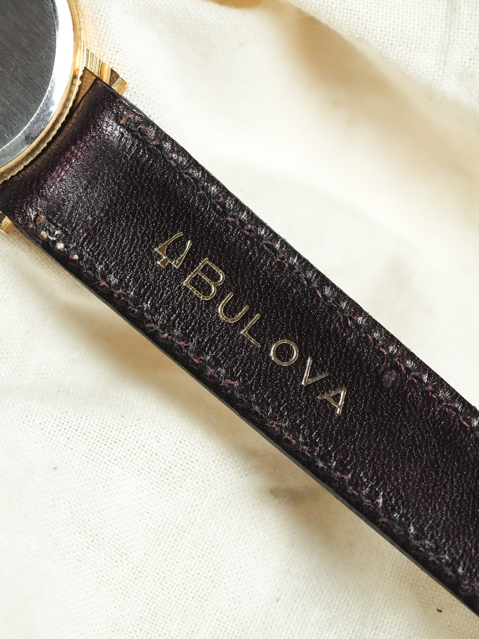 Bulova - Boitier Guilloché doré cadran blanc romain - 1990s - Atelier Victor - Vintage Shop