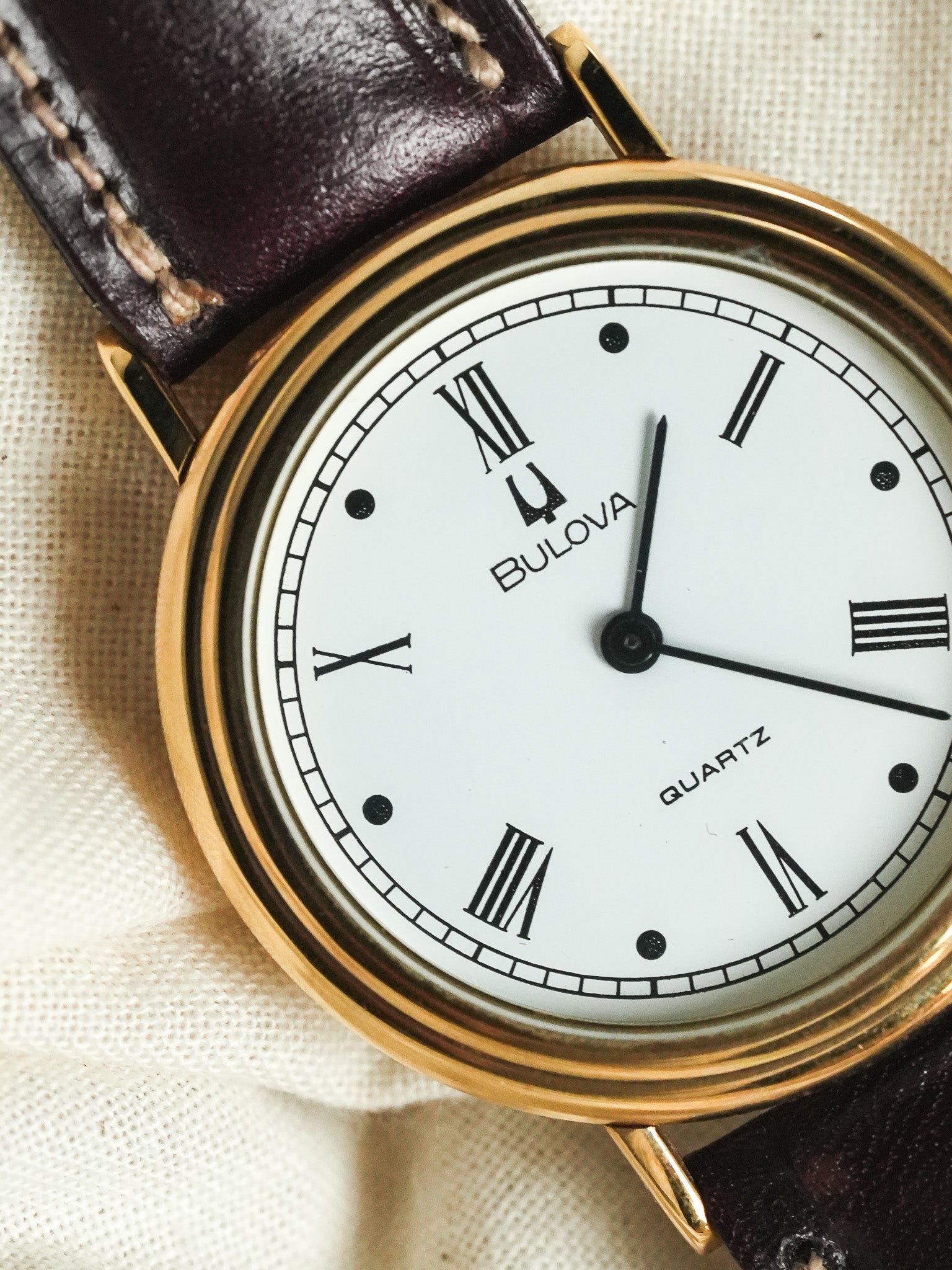 Bulova - Boitier Guilloché doré cadran blanc romain - 1990s - Atelier Victor - Vintage Shop