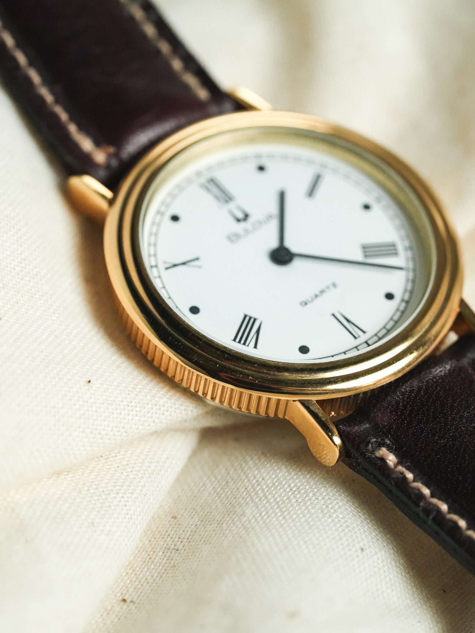 Bulova - Boitier Guilloché doré cadran blanc romain - 1990s - Atelier Victor - Vintage Shop