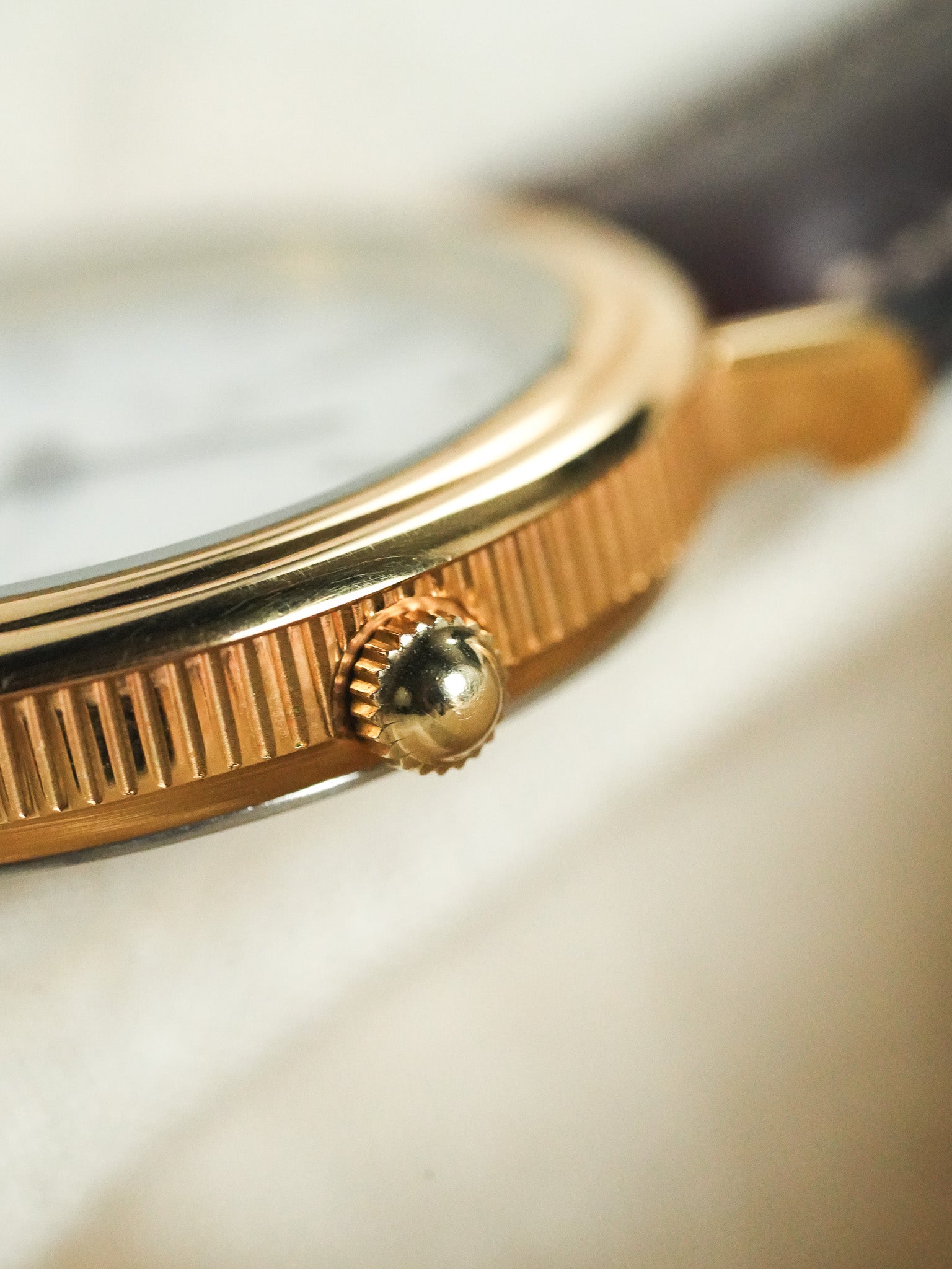Bulova - Boitier Guilloché doré cadran blanc romain - 1990s - Atelier Victor - Vintage Shop