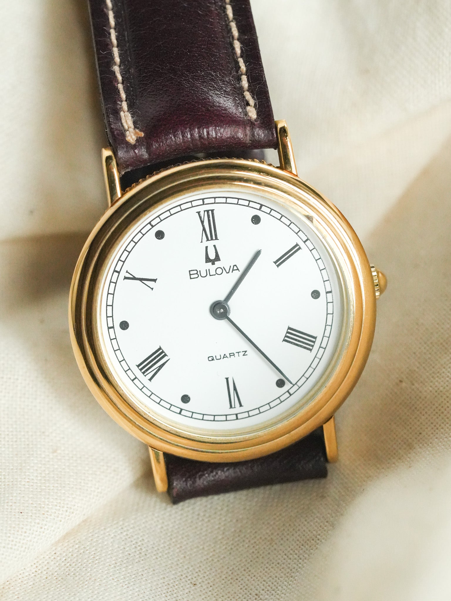 Bulova - Boitier Guilloché doré cadran blanc romain - 1990s - Atelier Victor - Vintage Shop