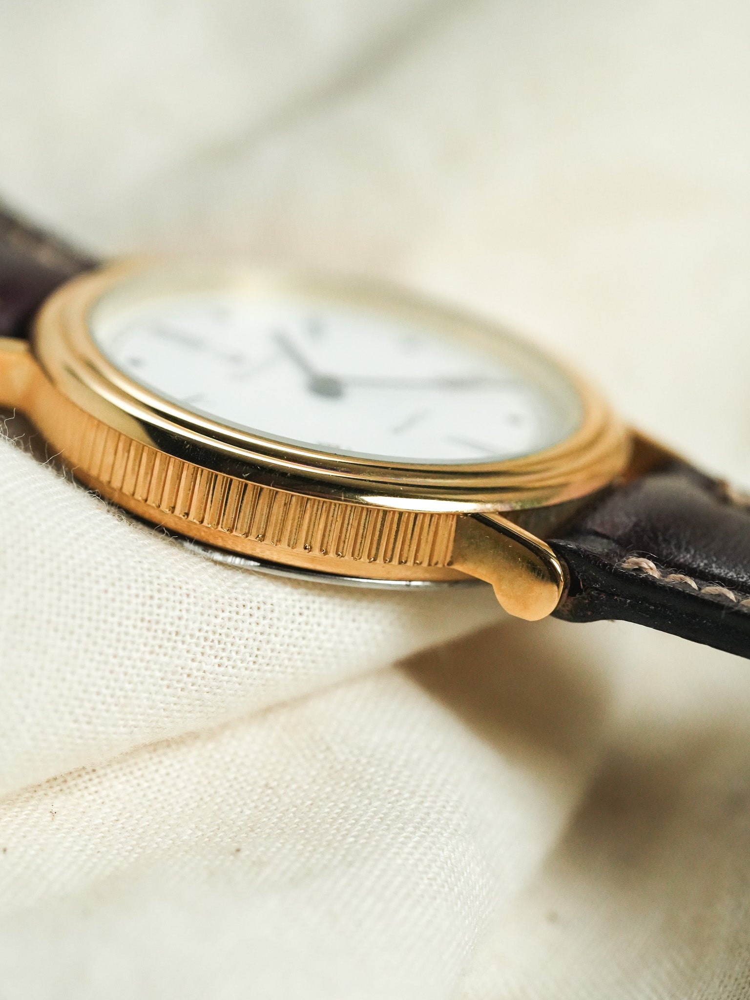 Bulova - Boitier Guilloché doré cadran blanc romain - 1990s - Atelier Victor - Vintage Shop