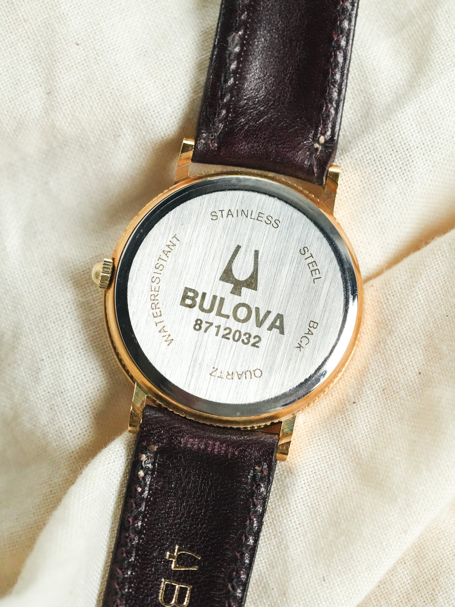 Bulova - Boitier Guilloché doré cadran blanc romain - 1990s - Atelier Victor - Vintage Shop