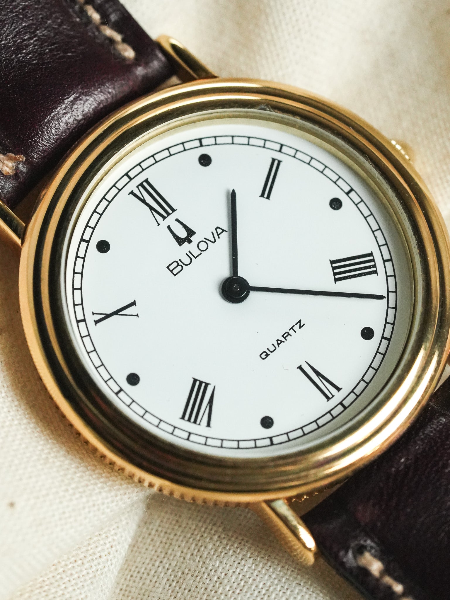 Bulova - Boitier Guilloché doré cadran blanc romain - 1990s - Atelier Victor - Vintage Shop