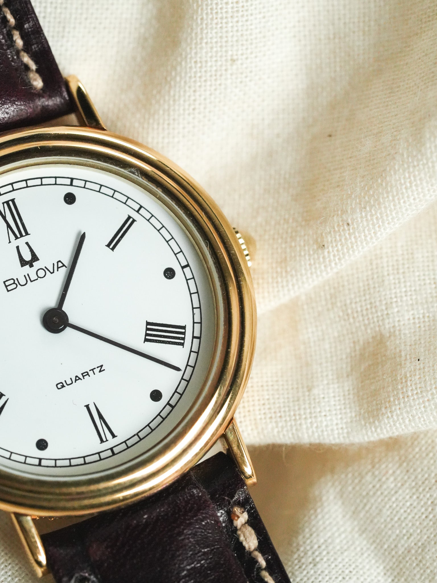 Bulova - Boitier Guilloché doré cadran blanc romain - 1990s - Atelier Victor - Vintage Shop
