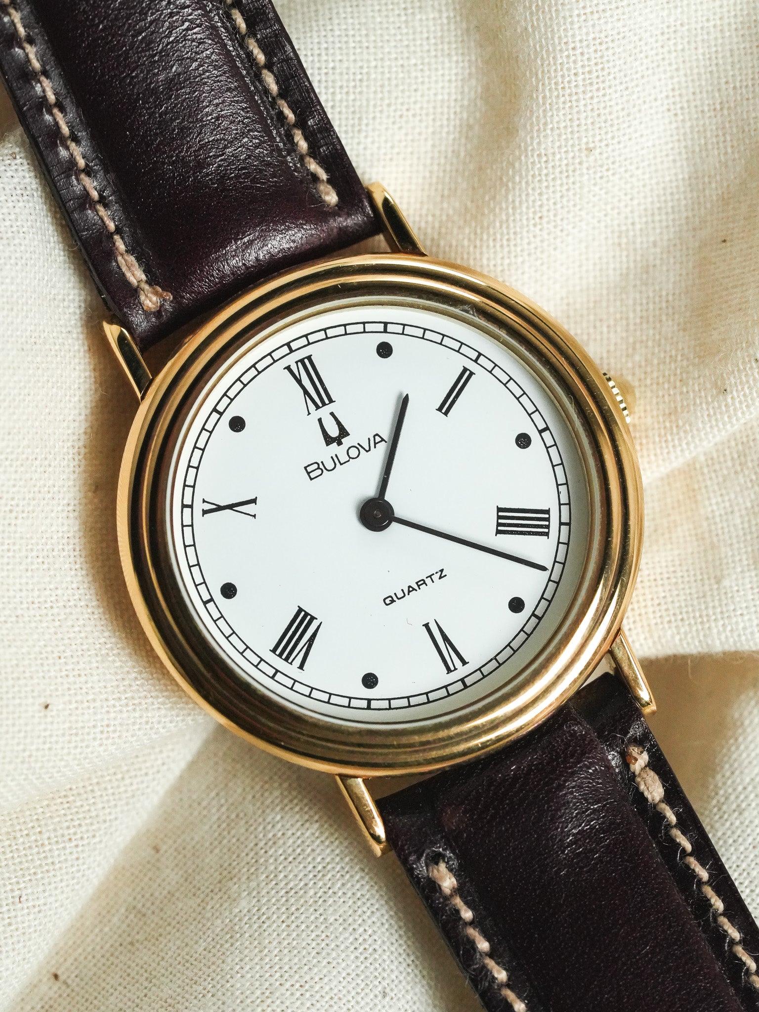 Bulova - Boitier Guilloché doré cadran blanc romain - 1990s - Atelier Victor - Vintage Shop