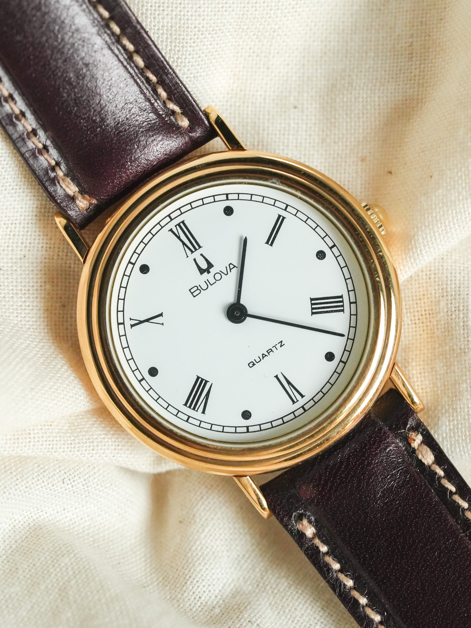 Bulova - Boitier Guilloché doré cadran blanc romain - 1990s - Atelier Victor - Vintage Shop
