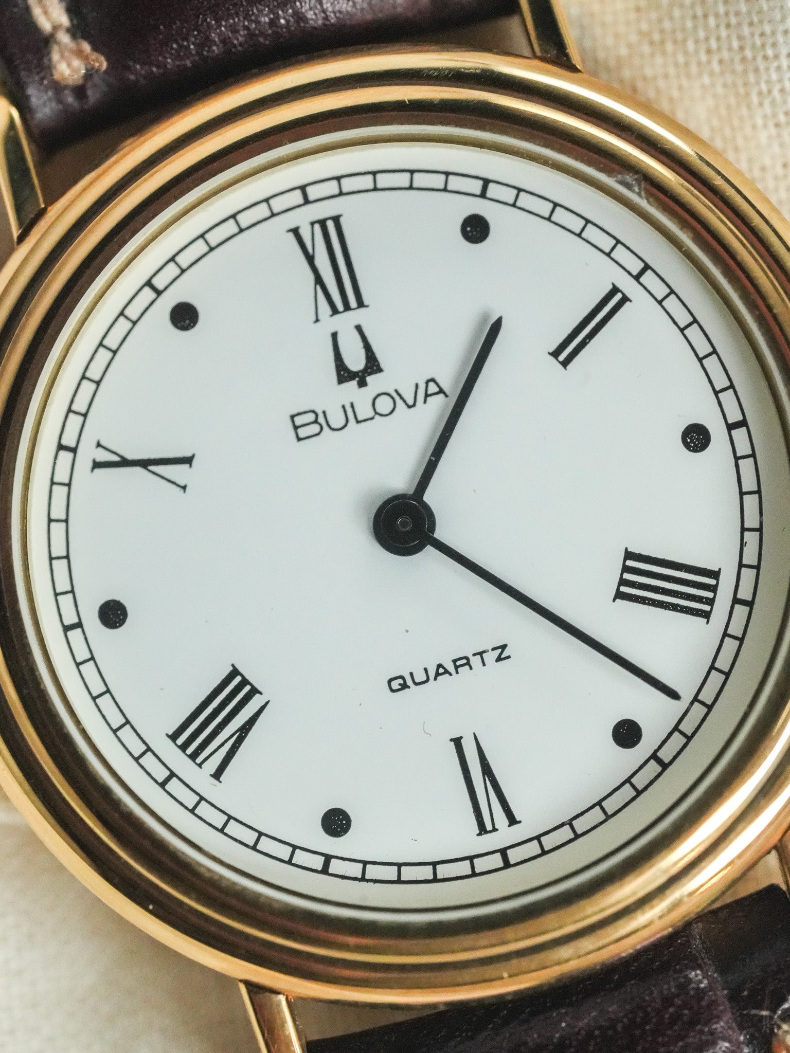 Bulova - Boitier Guilloché doré cadran blanc romain - 1990s - Atelier Victor - Vintage Shop