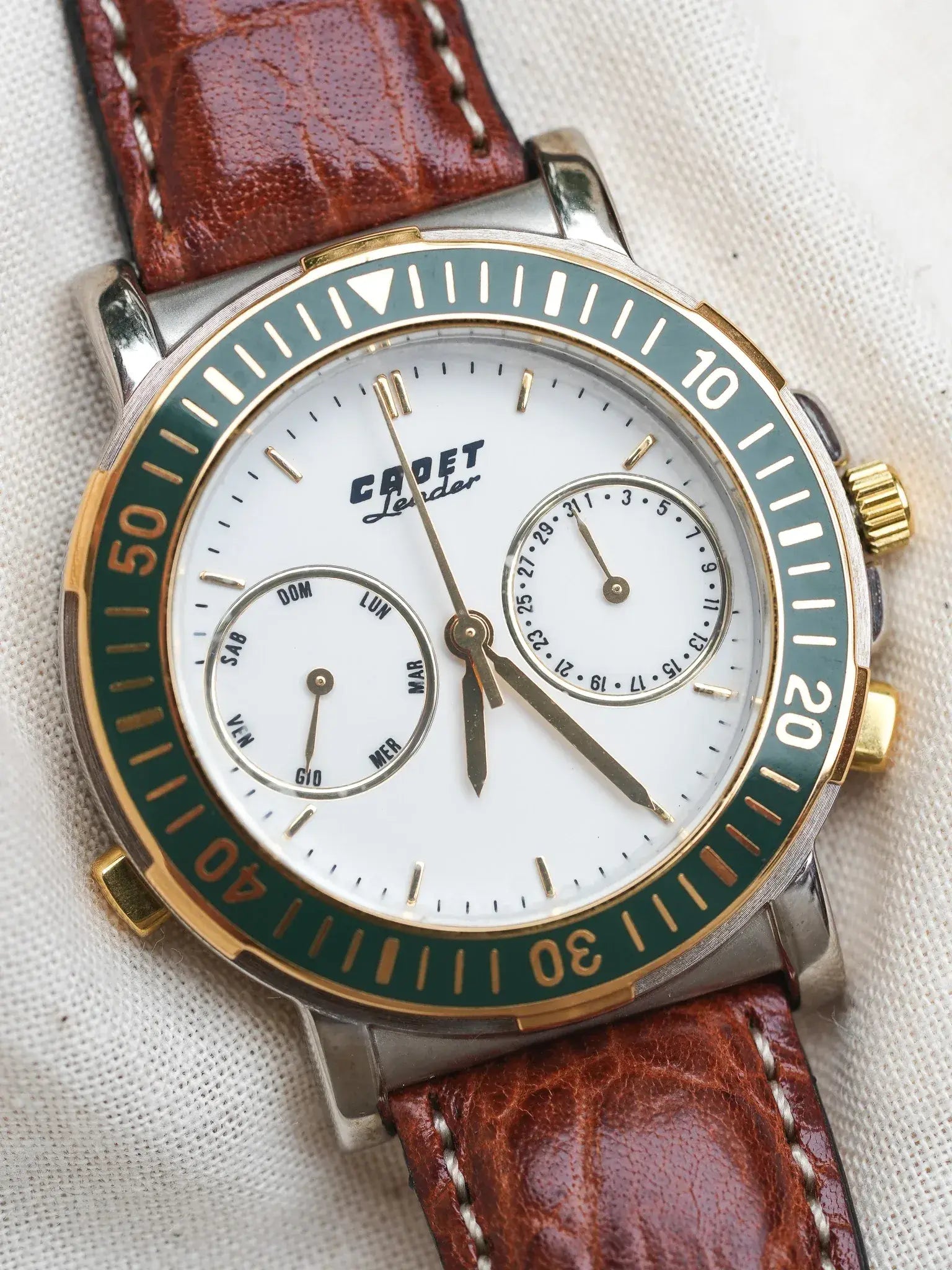 Cadet - Leader Calendrier Acier Or Lunette Verte - NOS - 1980s - Atelier Victor