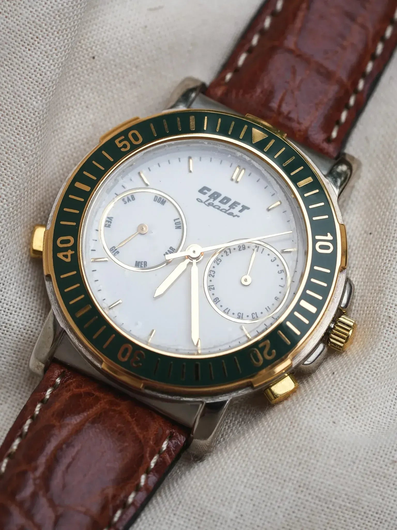 Cadet - Leader Calendrier Acier Or Lunette Verte - NOS - 1980s - Atelier Victor