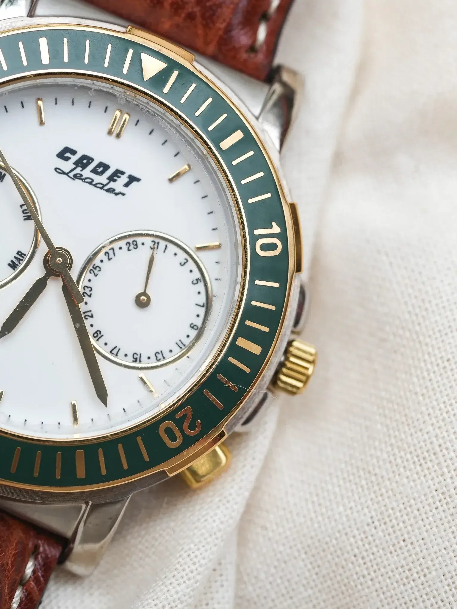 Cadet - Leader Calendrier Acier Or Lunette Verte - NOS - 1980s - Atelier Victor