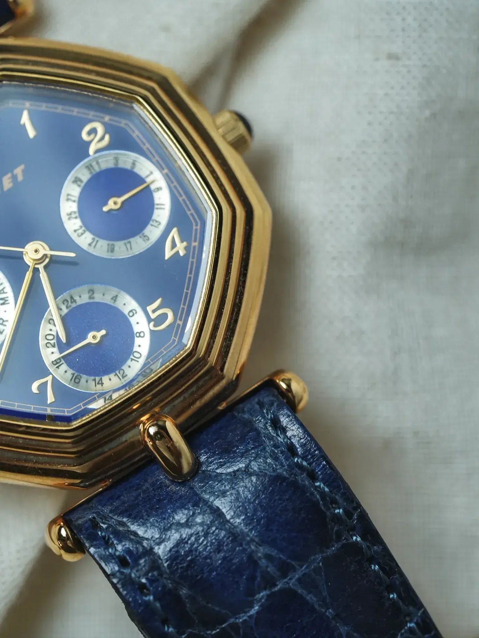 Cadet - Octogonale Or Bleu Triple Date - NOS -1990s - Atelier Victor