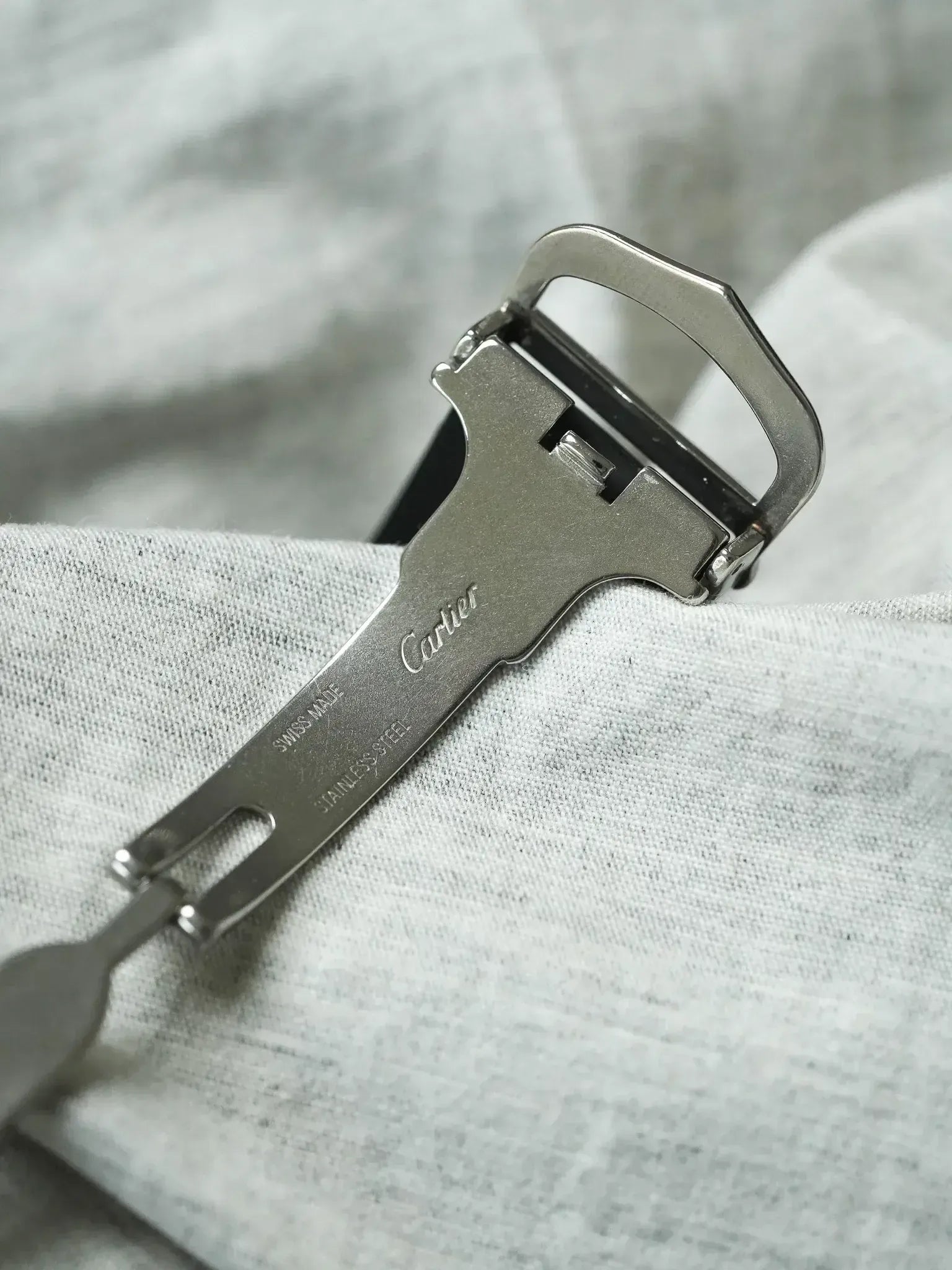 Cartier - Must Chronographe Noir 2424 - papier - 2003 - Atelier Victor