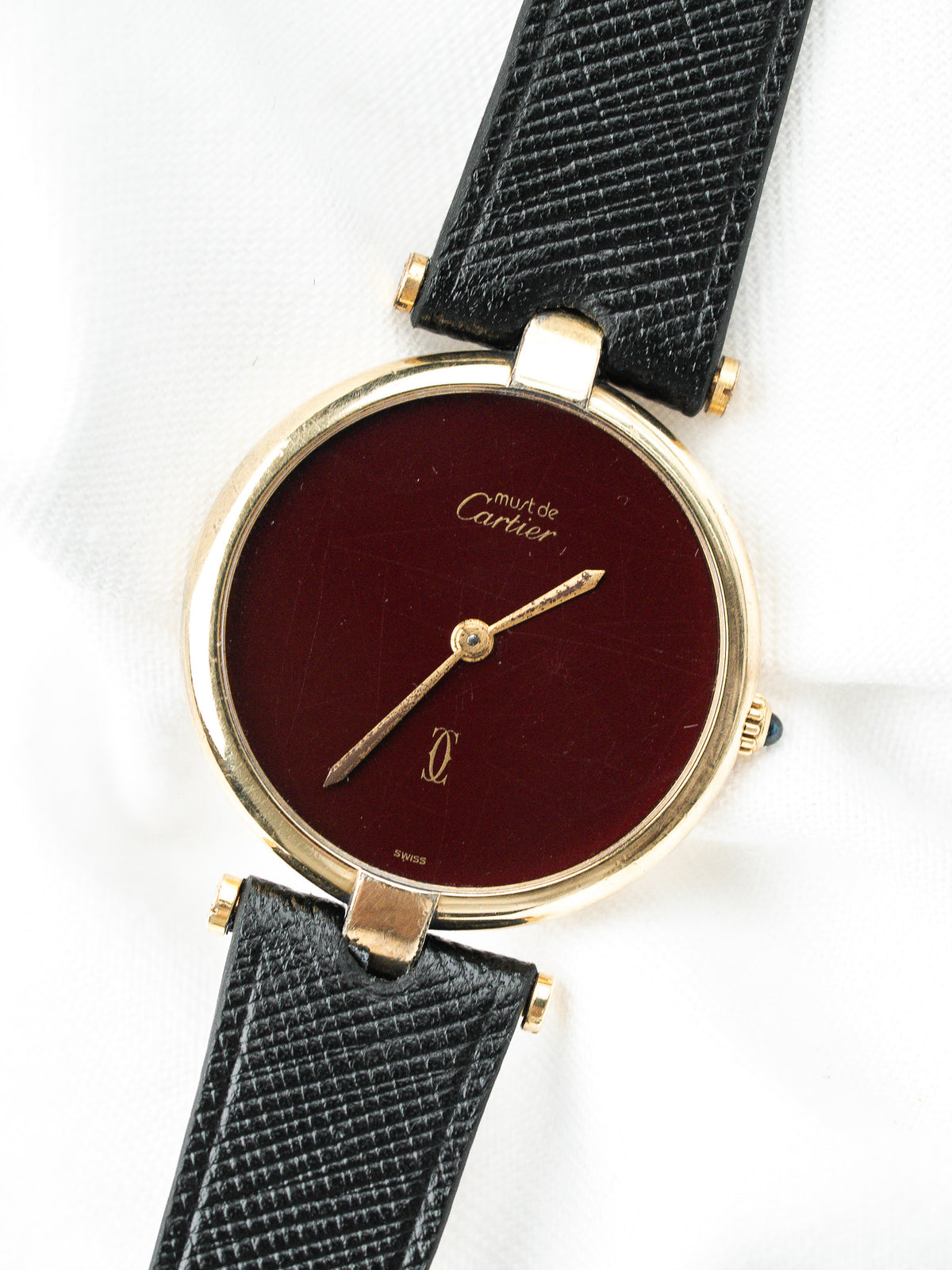 Montre Cartier Must de Cartier vintage, cadran bordeaux, boîtier or et bracelet cuir noir
